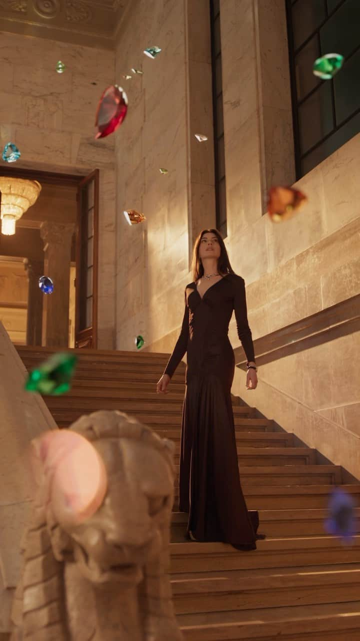 LVMHのインスタグラム：「A holiday to dream of.   Uncover @bulgari’s Holiday Season campaign starring Global Brand Ambassador Anne Hathaway.   #LVMH #Bulgari」