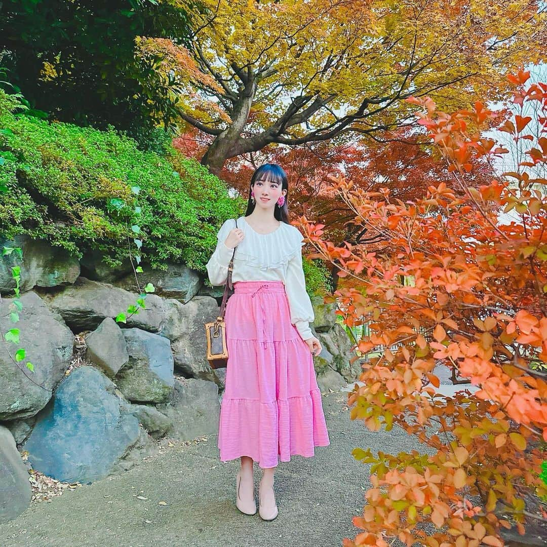 恵美さんのインスタグラム写真 - (恵美Instagram)「.  まだ紅葉が楽しめて嬉しい☺️🍁❤️  SHEINのFRIFUL 無地柄 フリルトリム ビショップスリーブ Tシャツ を 着てお出かけ😊 ピンクのスカートもピアスもSHEINです✨  166cm  Mサイズ着用  @sheinofficial  @shein_japan   🍀クーポンコード FRIFUL2 ※0-5999円で15%オフ, 6000円以上のご購入で20％オフ 有効期限：2024/12/31  お得にかわいいアイテムをGETしてね❤️  #SHEIN #FRIFUL #SHEINコーデ #FRIFULコーデ #Besheinモデル #SHEINコーデ #SHEIN購入品 #秋コーデ  #購入品紹介」12月8日 17時16分 - emi_florence819