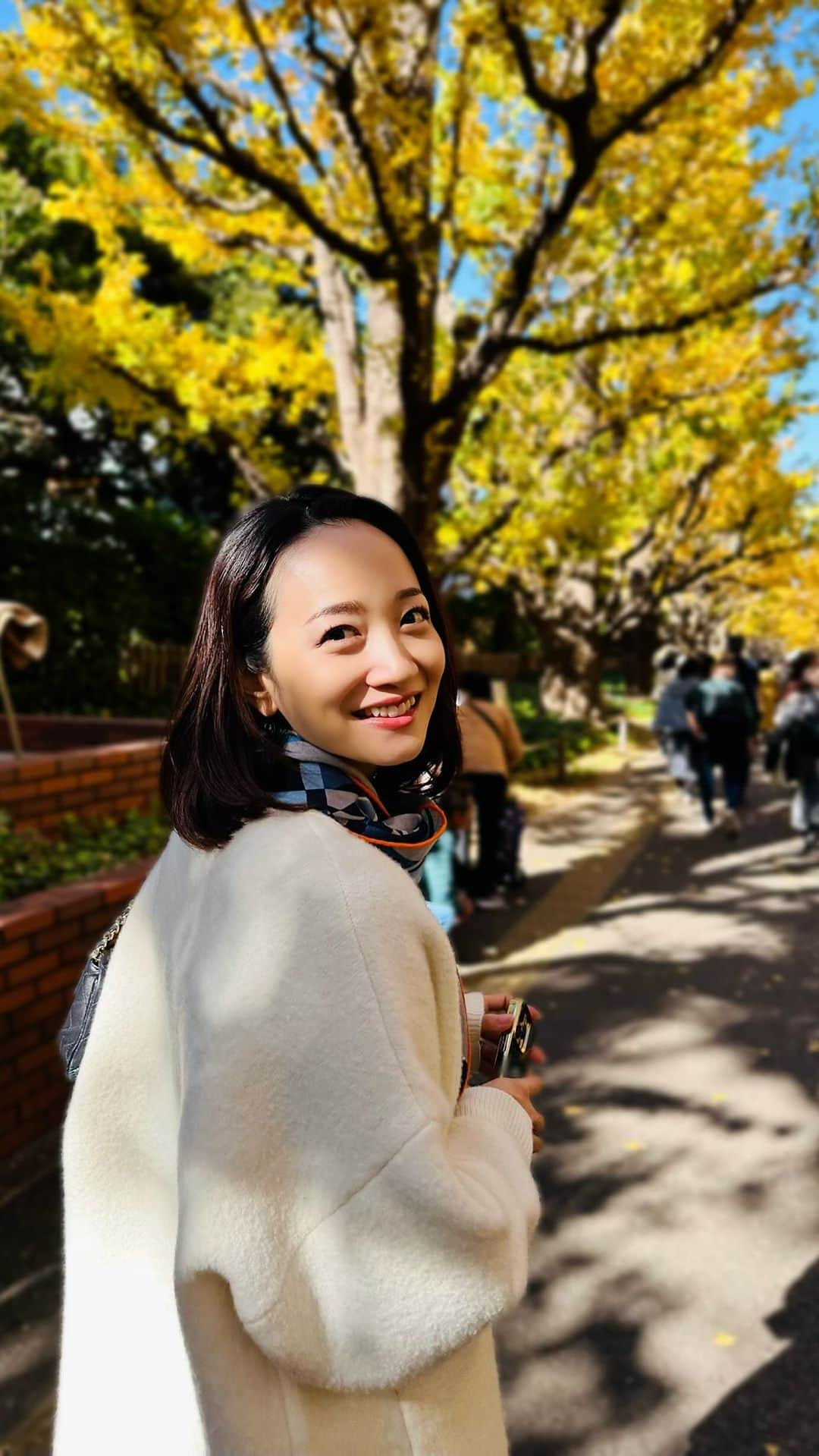 松原江里佳のインスタグラム：「🍁🍂 神宮外苑のいちょう並木をお散歩🌱 午前中から行ったけど、 すでにたくさんの人たちで賑わっていました☺️ 四季があるこの国ならではの景色に、改めて感激✨ ♡ ♡ ♡ #神宮外苑いちょう並木 #紅葉 #秋  #フリーアナウンサー #でこ #スターダスト  #아나운서」