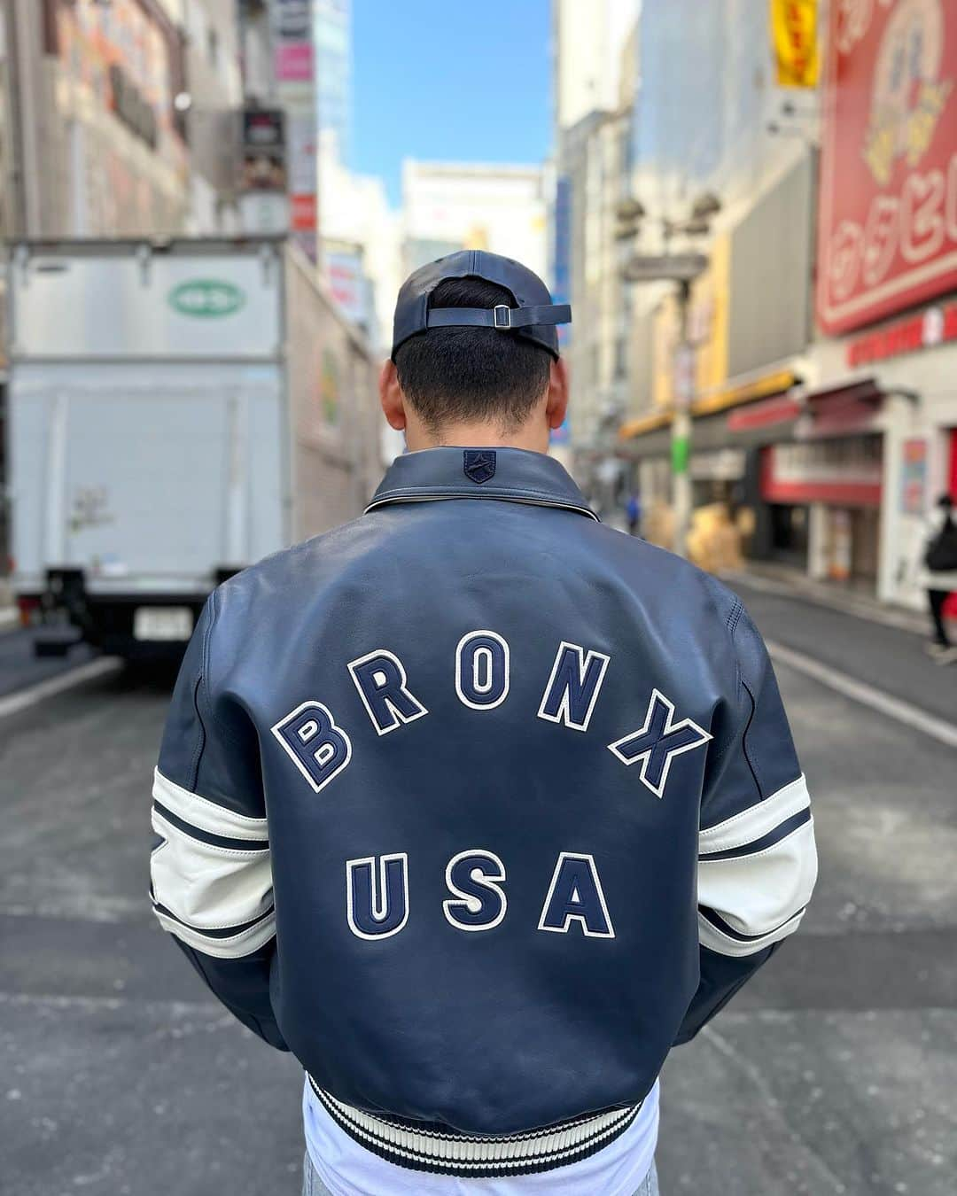 GROW AROUNDさんのインスタグラム写真 - (GROW AROUNDInstagram)「#growaroundnewarrivals  AVIREX  LIMITED EDITION  CITY SERIES JACKET "BRONX" "BROOKLYN" ICON JACKET 昨日紹介のpelle pelleに続きNEW YORKで人気を二分するAVIREXがWEBUP完了致しました。 LIMITED EDITIONのCITY SERIESはフロントにNOTORIOUS B.I.Gが着用していたアイコニックなAVIREXロゴ、背中にはNYの5BORO BRONX,BROOKLYNの地名が入っています。 ICON JACKETの新色OLIVEも仲間入りしました。 両方ともボディにはオンスの厚いラムレザーを使用しております。 #AVIREX #leatherjacket」12月8日 17時23分 - growaround