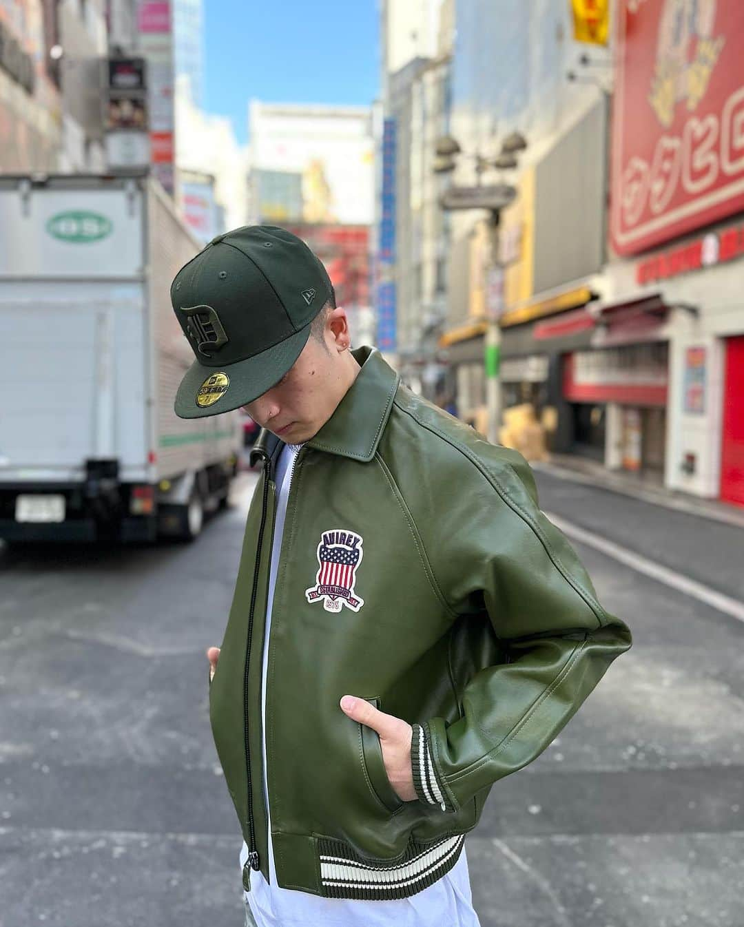 GROW AROUNDさんのインスタグラム写真 - (GROW AROUNDInstagram)「#growaroundnewarrivals  AVIREX  LIMITED EDITION  CITY SERIES JACKET "BRONX" "BROOKLYN" ICON JACKET 昨日紹介のpelle pelleに続きNEW YORKで人気を二分するAVIREXがWEBUP完了致しました。 LIMITED EDITIONのCITY SERIESはフロントにNOTORIOUS B.I.Gが着用していたアイコニックなAVIREXロゴ、背中にはNYの5BORO BRONX,BROOKLYNの地名が入っています。 ICON JACKETの新色OLIVEも仲間入りしました。 両方ともボディにはオンスの厚いラムレザーを使用しております。 #AVIREX #leatherjacket」12月8日 17時23分 - growaround