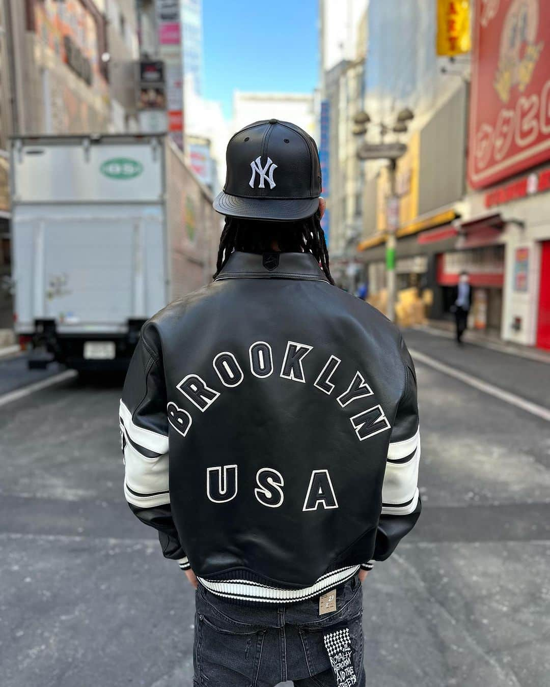 GROW AROUNDさんのインスタグラム写真 - (GROW AROUNDInstagram)「#growaroundnewarrivals  AVIREX  LIMITED EDITION  CITY SERIES JACKET "BRONX" "BROOKLYN" ICON JACKET 昨日紹介のpelle pelleに続きNEW YORKで人気を二分するAVIREXがWEBUP完了致しました。 LIMITED EDITIONのCITY SERIESはフロントにNOTORIOUS B.I.Gが着用していたアイコニックなAVIREXロゴ、背中にはNYの5BORO BRONX,BROOKLYNの地名が入っています。 ICON JACKETの新色OLIVEも仲間入りしました。 両方ともボディにはオンスの厚いラムレザーを使用しております。 #AVIREX #leatherjacket」12月8日 17時23分 - growaround