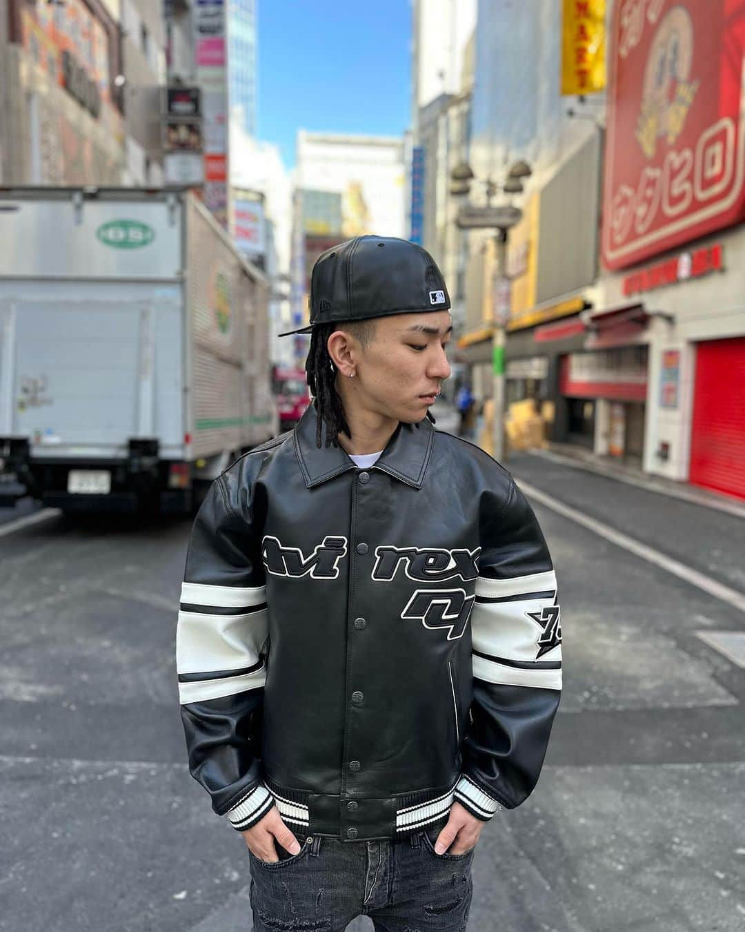 GROW AROUNDさんのインスタグラム写真 - (GROW AROUNDInstagram)「#growaroundnewarrivals  AVIREX  LIMITED EDITION  CITY SERIES JACKET "BRONX" "BROOKLYN" ICON JACKET 昨日紹介のpelle pelleに続きNEW YORKで人気を二分するAVIREXがWEBUP完了致しました。 LIMITED EDITIONのCITY SERIESはフロントにNOTORIOUS B.I.Gが着用していたアイコニックなAVIREXロゴ、背中にはNYの5BORO BRONX,BROOKLYNの地名が入っています。 ICON JACKETの新色OLIVEも仲間入りしました。 両方ともボディにはオンスの厚いラムレザーを使用しております。 #AVIREX #leatherjacket」12月8日 17時23分 - growaround