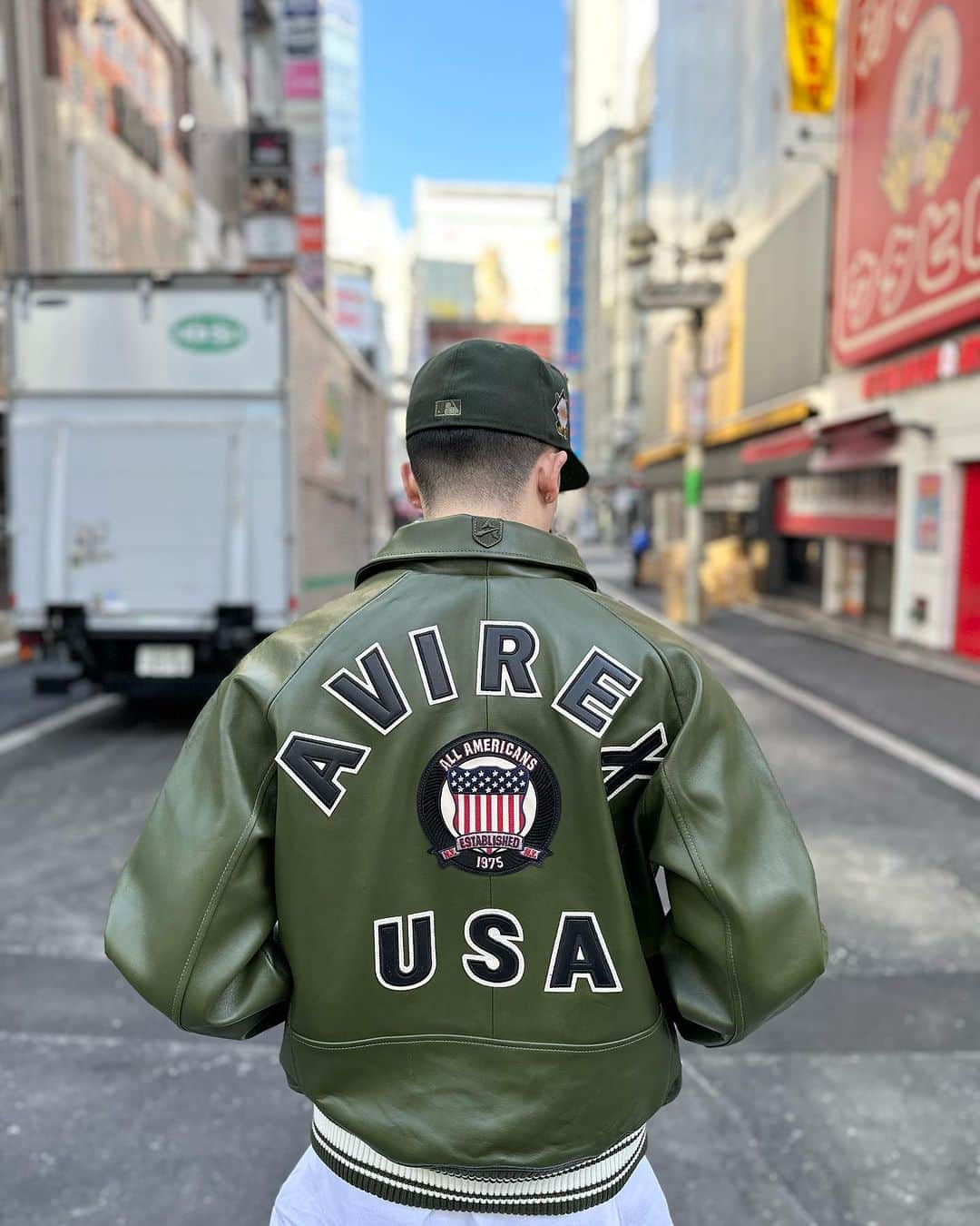 GROW AROUNDさんのインスタグラム写真 - (GROW AROUNDInstagram)「#growaroundnewarrivals  AVIREX  LIMITED EDITION  CITY SERIES JACKET "BRONX" "BROOKLYN" ICON JACKET 昨日紹介のpelle pelleに続きNEW YORKで人気を二分するAVIREXがWEBUP完了致しました。 LIMITED EDITIONのCITY SERIESはフロントにNOTORIOUS B.I.Gが着用していたアイコニックなAVIREXロゴ、背中にはNYの5BORO BRONX,BROOKLYNの地名が入っています。 ICON JACKETの新色OLIVEも仲間入りしました。 両方ともボディにはオンスの厚いラムレザーを使用しております。 #AVIREX #leatherjacket」12月8日 17時23分 - growaround