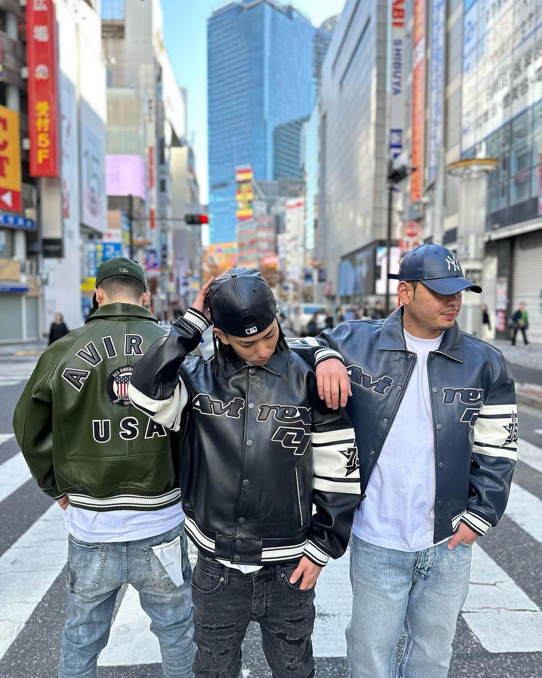 GROW AROUNDさんのインスタグラム写真 - (GROW AROUNDInstagram)「#growaroundnewarrivals  AVIREX  LIMITED EDITION  CITY SERIES JACKET "BRONX" "BROOKLYN" ICON JACKET 昨日紹介のpelle pelleに続きNEW YORKで人気を二分するAVIREXがWEBUP完了致しました。 LIMITED EDITIONのCITY SERIESはフロントにNOTORIOUS B.I.Gが着用していたアイコニックなAVIREXロゴ、背中にはNYの5BORO BRONX,BROOKLYNの地名が入っています。 ICON JACKETの新色OLIVEも仲間入りしました。 両方ともボディにはオンスの厚いラムレザーを使用しております。 #AVIREX #leatherjacket」12月8日 17時23分 - growaround