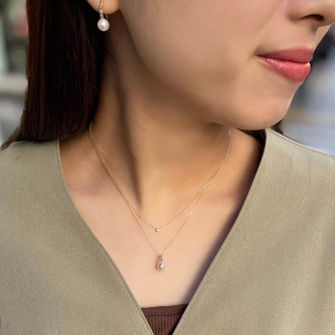 STAR JEWELRY Girlさんのインスタグラム写真 - (STAR JEWELRY GirlInstagram)「-12.8インスタライブ「ギフトにおすすめジュエリー5選」紹介アイテム-  まもなくクリスマスも本番！ 今回はスタージュエリーガールがギフトにおすすめするジュエリーをご紹介いたしました。 二つ目にご紹介させていただいたパールジュエリーは、華やかな"LUMINOUS PEARL"はマルチカラーストーンが明るい印象にしてくれるアイテム！ シルバーベースにダイヤモンドとパールをあしらったタイプもございます♪  また同じパールと言っても男性へのギフトとしてもおすすめなのは"GRAY PEAL"シリーズ！ 辛口な印象がカジュアルなスタイルにも合います。  今回ご紹介した全アイテムは 配信動画コメント欄のリンクよりご確認ください。  —————————  配信内容はIGTVよりご覧くださいませ♪  #ギフトにおすすめ #ギフトジュエリー #gift #pearl #パール #graypearl #グレーパール #pierce #ピアス #earcuff #イヤーカフ #necklace #ネックレス #ring #リング #gold #ゴールド #silver #シルバー #jewelry #ジュエリー #スタージュエリーガール #STARJEWELRYGIRL」12月8日 17時23分 - star_jewelry_girl