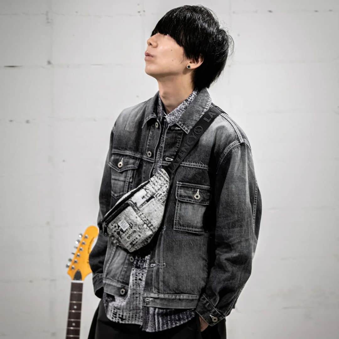 川谷絵音さんのインスタグラム写真 - (川谷絵音Instagram)「本日20時発売です！！デニムジャケット、シャツ、バッグの3点です。本当に良いです。よろしくお願いします。 @latency.jp  @fdmtldenim」12月8日 17時24分 - indigolaend