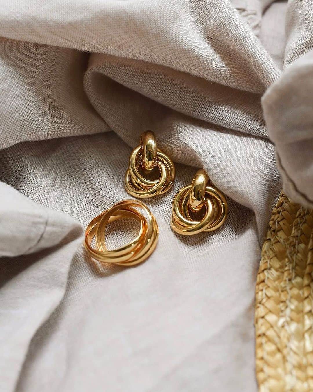 オレリアのインスタグラム：「These pieces will be interlocking into your jewellery rotation in no time 👌🏻」