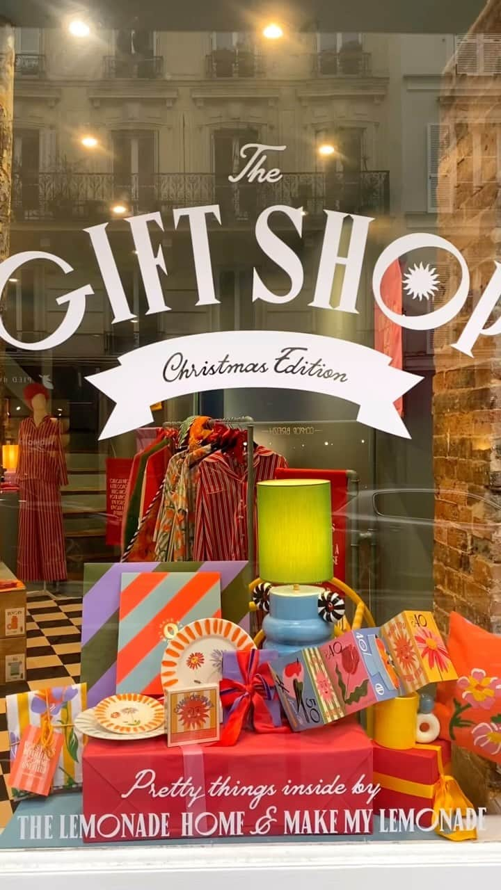 lisa gachetのインスタグラム：「The Gift Shop ! Venez faire vos cadeaux de Noël et (vous) faire plaisir au 8 rue des Abbesses, tous les jours de 11h à 20h jusqu’au 17 décembre ! 💛✨🎄」