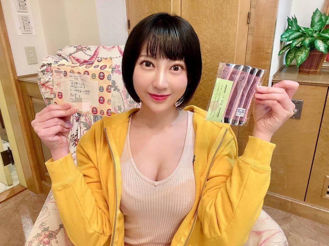 夏目響さんのインスタグラム写真 - (夏目響Instagram)「大好きな皆様こんにちはー💓 昨日は事務所に届いたお手紙も受け取りました💌 Yさんいつもありがとうございます！！ お陰で先日の合同イベント無事終了しました👍 17日は久々のアキバイベント！！頑張りますね✌️ ぜひリアルでもお話しましょうー🥳  ──────── お手紙等贈り物は👇🎁 〒150-0001 東京都渋谷区神宮前５丁目３９−８ スカーラ神宮前 206 (株)DINO 夏目響宛」12月8日 17時27分 - hibikinatsume