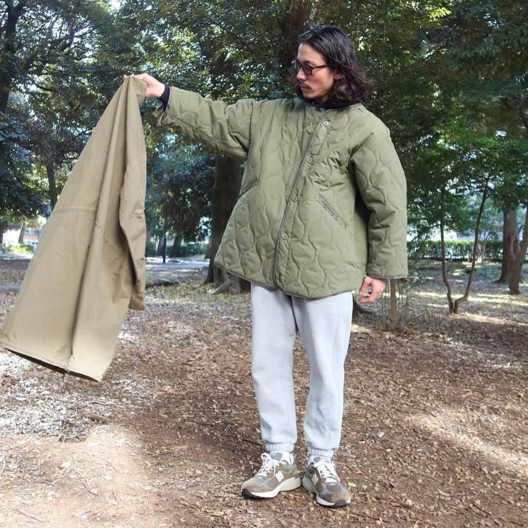 TheSunGoesDownさんのインスタグラム写真 - (TheSunGoesDownInstagram)「12/9（土）12:00 on sale "instore" 12/10（日）21:00 on sale at "'onlinestore"  tsgd mods coat   税込24980円  コットンナイロン生地、スタンドカラー仕様のtsgd modscoat。  US ARMY のM-65 フィッシュテールコートをベースにゆったりとしたオーバーサイズなシルエットに。 中綿キルトライナーは単体でも着用しやすいようにベンチレーションをなくしたポケット付き。 ライナーを外せるので夏以外の長いシーズンにご愛用できます。  ※ミリタリーの雰囲気を活かして、ビンテージで使われるような生地を使用しています。 稀に生地に小さな汚れやシミがある場合がありますが「アジ」と捉えていますので、古着にご理解のある方のご購入をおすすめします。  material アウター: コットン70%, ナイロン30%　 ライナー: ポリエステル100%  size free  着用モデル 女性154cm 男性 175cm」12月8日 17時28分 - tsgd_tokyo