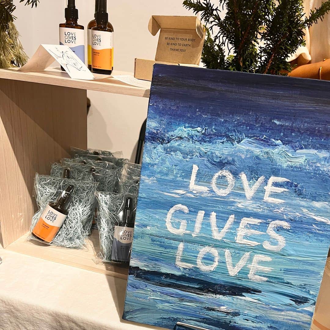 MAQUIA ONLINEさんのインスタグラム写真 - (MAQUIA ONLINEInstagram)「ライフスタイルブランド「LOVE GIVES LOVE」代表を務める #RIKACO さんが主催する展示会イベント「LOVE GIVES LOVE Gathering」が2023年12月8日（金）、9日（土）に、OMOTESANDO MUSEUMにて開催中！ ・ エグゼクティブサポーターに美容家の #吉川千明 さんを迎え、お二人が実際に愛用していたり、フィロソフィーに共感した約40ブランドの商品をラインナップ。  展示品は一部購入も可能です。入場には事前申し込みが必要ですが、現時点ではまだ枠があるそうなので、興味のある方はぜひ、足を運んでみてください！ ・ LOVE GIVES LOVE Gathering（ラブ ギブス ラブ ギャザリング） Self LOVE「自分の心身をケアし、自分を愛し、そして改めて自分自身を大切にする」をテーマに、フェムケア、インナービューティー、スキンケア、ボディケア、更年期、PMS、産前産後、 ヴィーガンフード等、日常生活で取り入れやすい、自身を輝かせるためのセルフラブアイテムを多数展示。 ・ 開催日時：2023年12月8日（金）15:00〜20:00 、9日（土）10:00〜20:00 場所：OMOTESANDO MUSEUM（東京都港区南青山3丁目18-19 新館2F） 出展数：約40ブランド 入場無料　※来場には事前予約の申し込みが必要です。https://love-gives-love.com/　からアクセスを！  ▷2： LOVE GIVES LOVE のリンパの流れを促すビーガン・ブラシ ▷3：フェムケアのパイオニア的存在。デリケートゾーン用オイル「フェミノール」 ▷4：吉川千明さんが手掛ける「Flor」 ▷5：最新のセルフプレジャーや、フェムテックアイテムも多数展示 ▷6：もうこれ以外ははけない！というほどヤミツキになると噂の「アマル」のショーツ ▷7：会場で話題だった、イギリス発のナチュラルコスメ「アンドレアガーランド アロマ リップ＆ネイルバーム」。 ▷8〜10：素材にこだわった食品やヴィーガンフードも多数  #セルフケア #ボディケア #スキンケア #ナチュラルビューティ #サスティナブル #フェムケア #lovegiveslove　#インナービューティー　#スキンケア　#ボディケア　#更年期　#PMS　#産前産後　#ヴィーガンフード #MAQUIA #マキア WEB編集S」12月8日 17時34分 - maquia.magazine