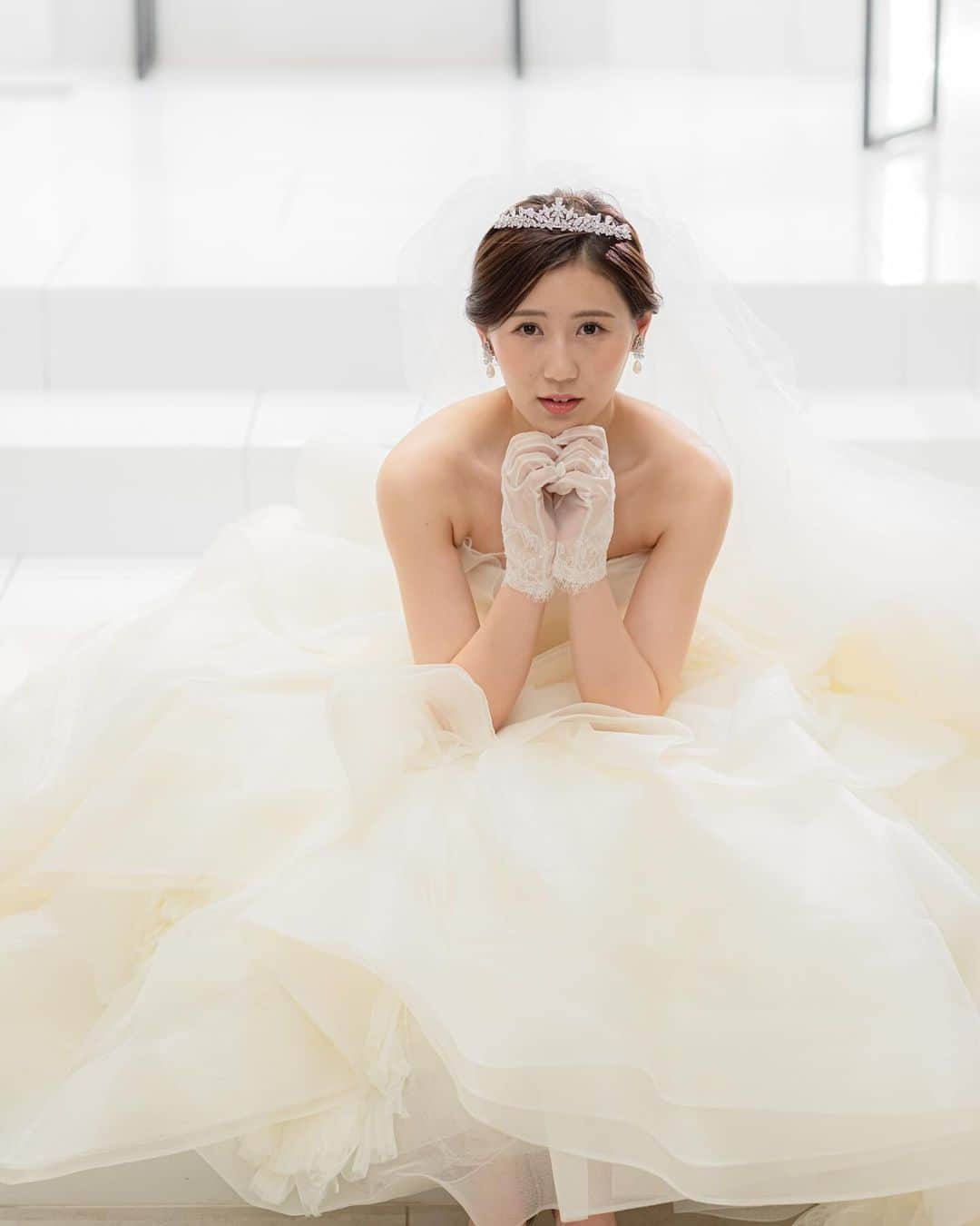 西野未姫さんのインスタグラム写真 - (西野未姫Instagram)「48.5キロ→46キロ  結婚式までダイエットして2.5キロしか痩せてないけど見た目めっちゃ変わってた😳✨  頑張ってよかった😭😭  #結婚式まで #ダイエット #afterは結婚式当日の朝 #3ヶ月前くらいから本気モードに #45キロ目標だった #目標達成しなかったけど見た目は充分 #一回り小さくなったかな #よく見たら顔も痩せてる気がする #朝しっかり食べて夜スープとオイコスで我慢する日々 #肉より魚 #納豆卵かけご飯 #脂質を控えて糖質を摂ってました #間食は羊羹 #運動は週1の筋トレのみ #結婚式終わって食べすぎてる3日間 #このままキープできるように頑張ろ」12月8日 17時35分 - nishinomiki_official