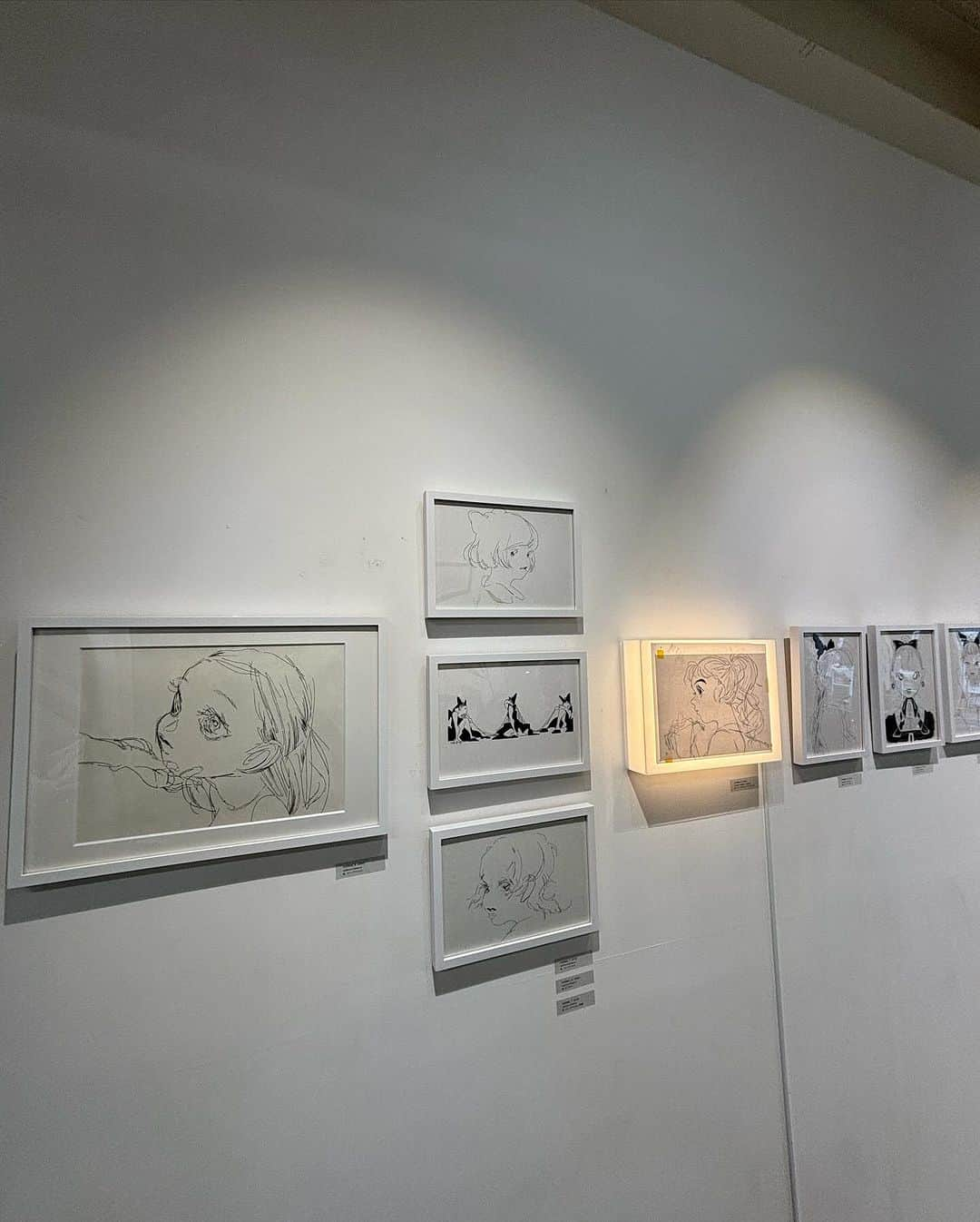 McGuffinさんのインスタグラム写真 - (McGuffinInstagram)「⚡McGuffin Street News⚡  東京・自由が丘 art space “traffic" にて、亜洲中西屋（ASHU）が企画制作したアーティスト「ましみ」の個展「そくさい」に潜入。  @nemoi1219 @traffic.jiyugaoka  多摩美術大学情報デザイン学科メディア芸術コースを卒業したましみは、主にシャープペンシルと百均の「お絵かき帖」を使って、他者の認知に働きかけることを目的としたドローイングを制作し、2021年以降、Galerie LE MONDE（原宿）、新宿眼科画廊などでグループ展に参加してきた。トレース台の上で出会った線と光と眼差しを結晶させるましみの作品世界。「彼女たち」とましみが呼び習わす、繊細な線描を重ねることで出現するイメージは、感覚を瞬時に永遠へと解き放つような特異な体験を鑑賞者にもたらす。ドローイング作品のほか、完成されたドローイングを複数の下絵を束ねる光とともに鑑賞する〈ライトボックス〉シリーズ、そしてスマホで撮影されたドローイングの一部をキャンバスにプリントした〈トリミング〉シリーズをあわせて展開する、ましみの意欲的展観を是非。  ［ましみ個展「そくさい」開催概要］ 会期：2023年11月23日（木・祝）- 2024年1月15日（月） 　　　休廊日：水曜日、第1・第３・第5火曜日（冬期休暇：12月30日〜1月5日） 開場時間：11:00〜19:00 会場：art space “traffic" 　　　東京都目黒区自由が丘1-25−21 　　　TEL: 03-3725-8877 www.traffic-pr.com  入場無料  ［アーティスト・ステートメント］ 自分にとって制作すること、絵を描くことは、自分の曖昧な領域や、相対的な他者の感覚に対する、解像度を深めるためにあります。 思えば、言語能力そのものや、それが必要なシチュエーションに対して自分はかなり苦手意識があり、感覚と言葉がうまく噛み合わないことがあります。 作品ごとに設定されるテーマは、そういった感覚の域を出ず、自分では言葉に表せない範囲にあることがほとんどです。 自分が持つ言語として、不明瞭なそれを「作品」に置換することは、鑑賞者による、共通の言語である「言葉」へと変換されます。 他者との異なる言語を交えたコミュニケーションによって、自分の作品ははじめて完成するのかもしれません。 そくさいという言葉に抱くイメージと、自分の絵の温度は近いような気がします。 病気をしないで、元気なこと。 あなたもどうかそくさいで。（ましみ）  #ましみ #亜洲中西屋 #ASHU」12月8日 17時35分 - mcguffin_official