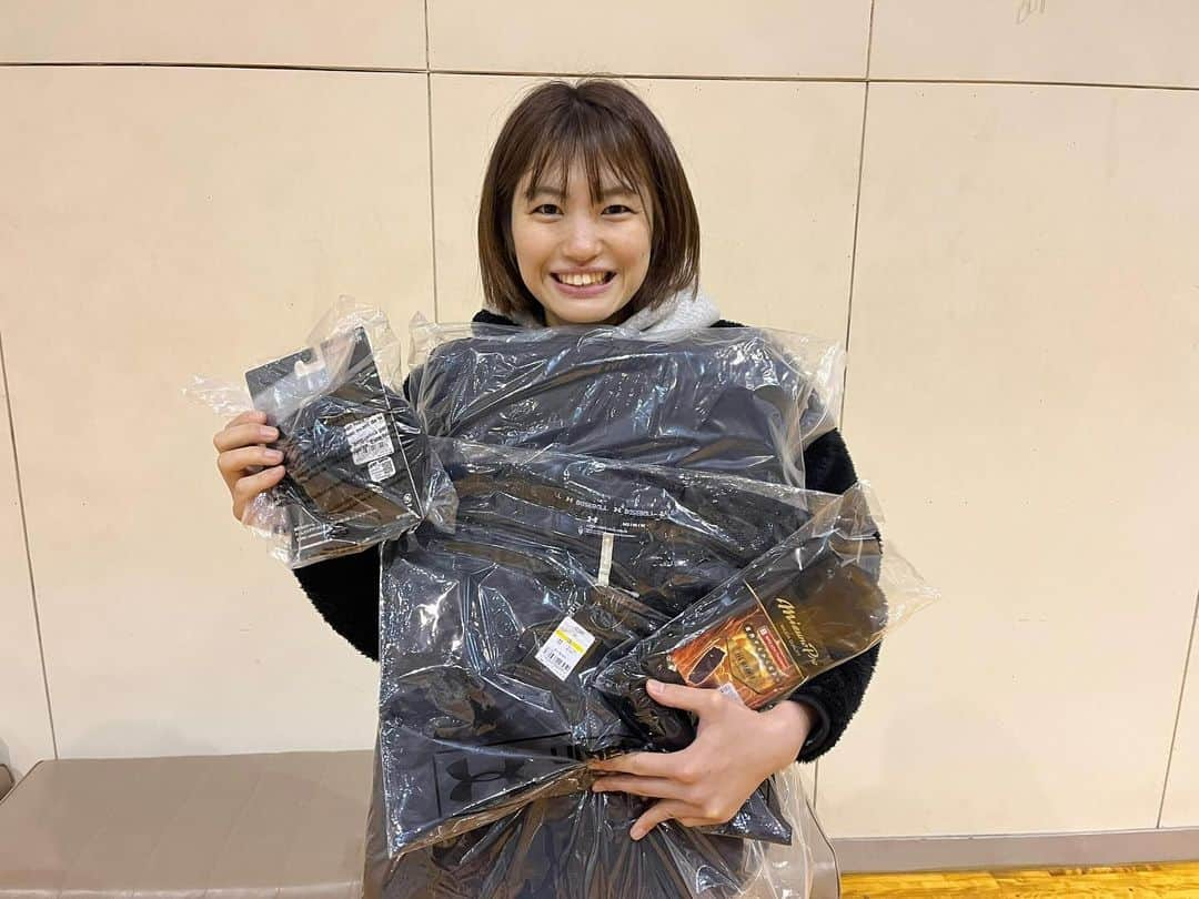 熊本比奈のインスタグラム：「..  個人スポンサーである"三栄スポーツ"様より アウターやレッグウォーマーなどの防寒グッズ、 MIRAiのロゴ入りキーホルダーなどを ご提供頂きました！  三栄スポーツ様には浜松の頃からお世話になっており、 応援してくださってます。  温かいご支援に感謝とパワーの源になっております🥹 橋本社長、いつもサポートありがとうございます!! 今後ともよろしくお願いします‼️  #三栄スポーツ 様 #個人スポンサー」