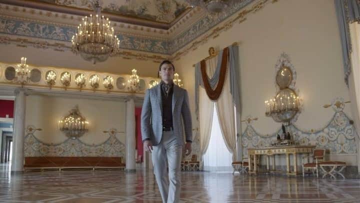 チェザーレ アットリーニのインスタグラム：「Walking immersed in the timeless beauty of Royal hall of the Royal Palace of Capodimonte, in #Naples. Our #heritage.   Find out more about our FW23/24 timeless story on our web site (link in bio).   #CesareAttolini #CesareAttoliniNapoli #Attolini #SartoriaAttolini #TimelessElegance #Bespoke #handmade」
