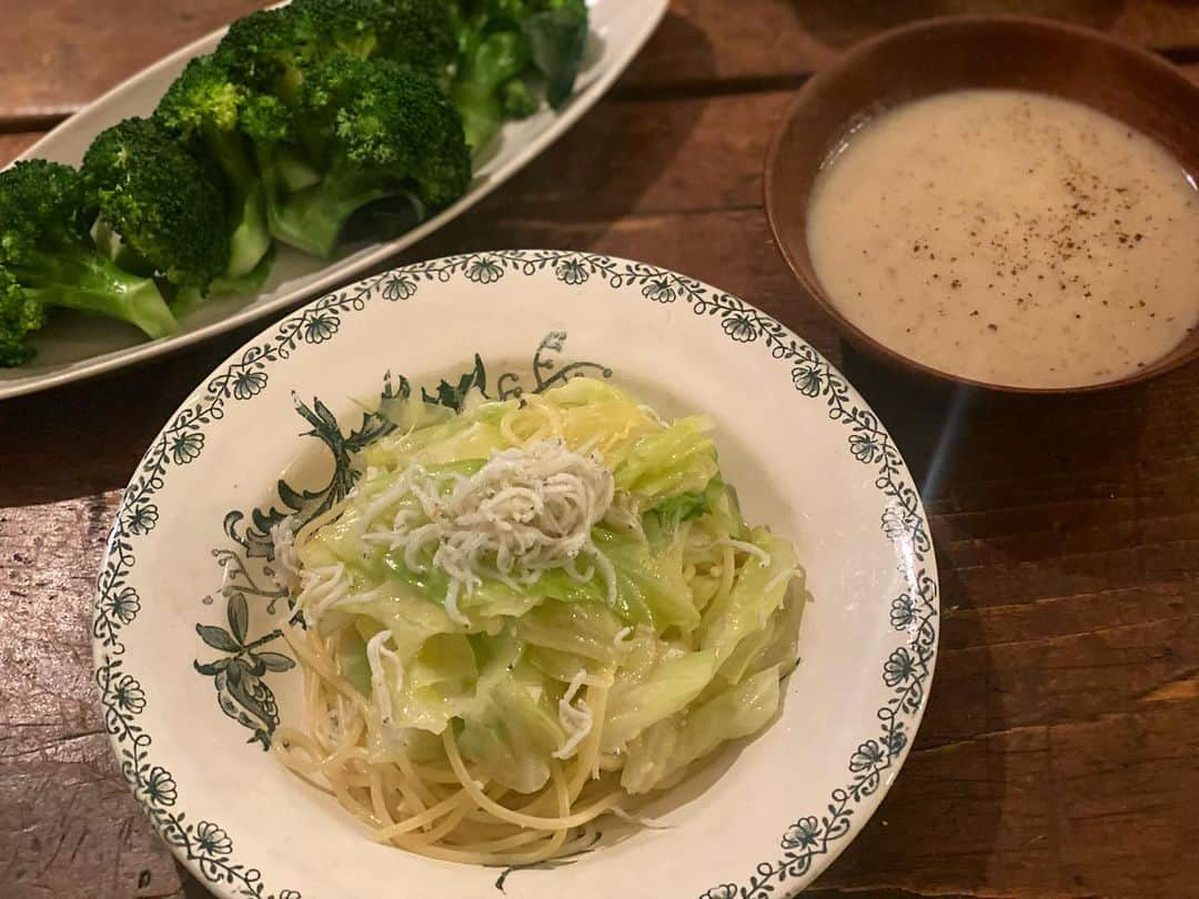 青山有紀のインスタグラム：「キャベツとしらすとアンチョビのスパゲッティ 菊芋ポタージュ ブロッコリー🥦は最近お気に入りの自家製マヨネーズで。 オイル、酢、卵、辛子、塩麹、コショウに、あおやの【酵素ドレッシング（発酵タンカンとレモン）】を少々。めっちゃ美味しい🍊🧡 @aoyakyoto」