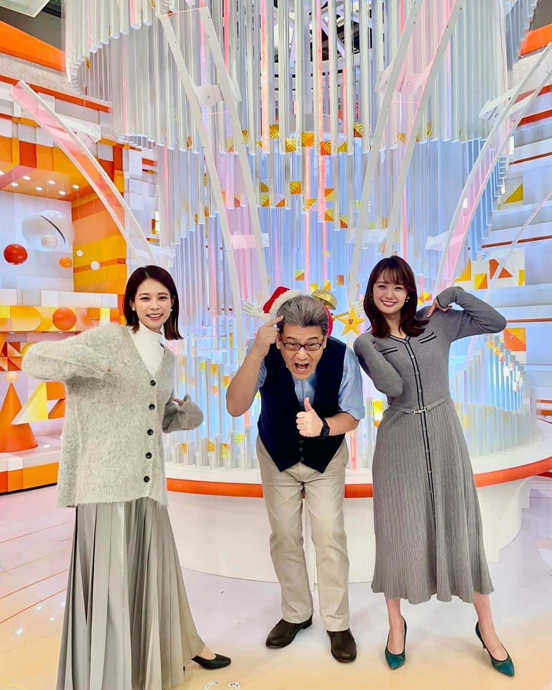 フジテレビ「めざましテレビ」さんのインスタグラム写真 - (フジテレビ「めざましテレビ」Instagram)「鈴木です🌟 今日は#井上清華 ちゃんと衣装の色がグレーで一緒だねぇ😳と写真を撮っていたら、軽部さんがじーっとこちらを見ているので…！ グレーヘアの軽部さんも入れて写真を撮りました👏」12月8日 17時40分 - mezamashi.tv