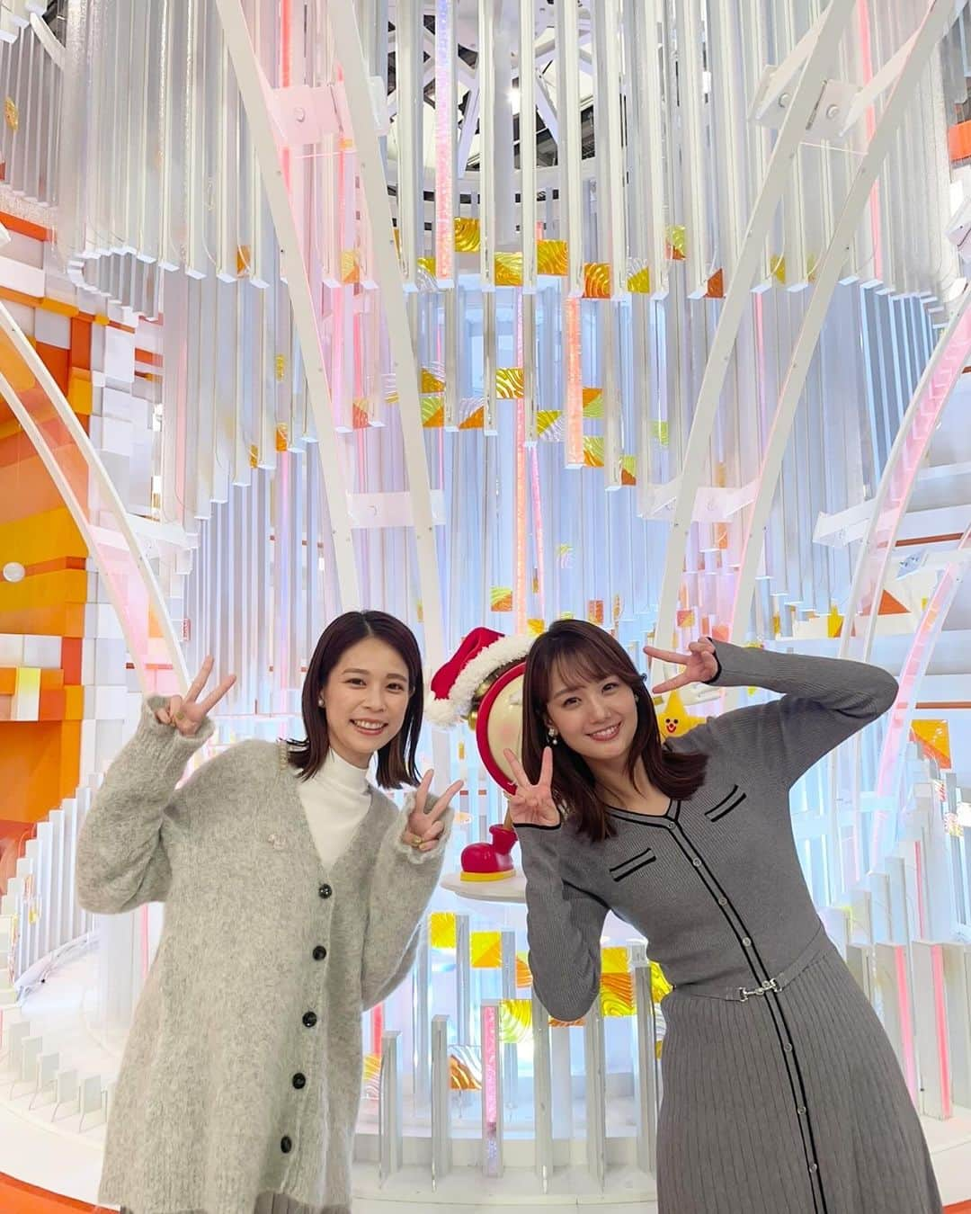 フジテレビ「めざましテレビ」さんのインスタグラム写真 - (フジテレビ「めざましテレビ」Instagram)「鈴木です🌟 今日は#井上清華 ちゃんと衣装の色がグレーで一緒だねぇ😳と写真を撮っていたら、軽部さんがじーっとこちらを見ているので…！ グレーヘアの軽部さんも入れて写真を撮りました👏」12月8日 17時40分 - mezamashi.tv