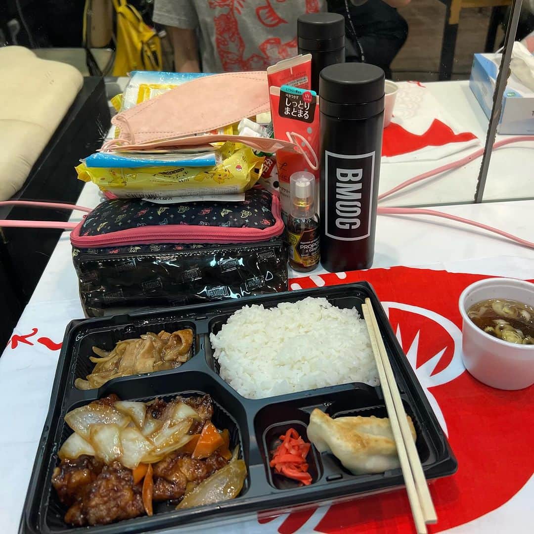 田井弘子のインスタグラム：「本日3日目 昼公演を終え、毎日お楽しみの差入れお弁当🍱また頂きました😋  夜も頑張りますっ‼️  皆んな声出して笑ってグッと来たと、大好評です🥹嬉しい✨ お席まだありますよ。 8日(金)19時〜 お待ち致しております。 #ソルペア」
