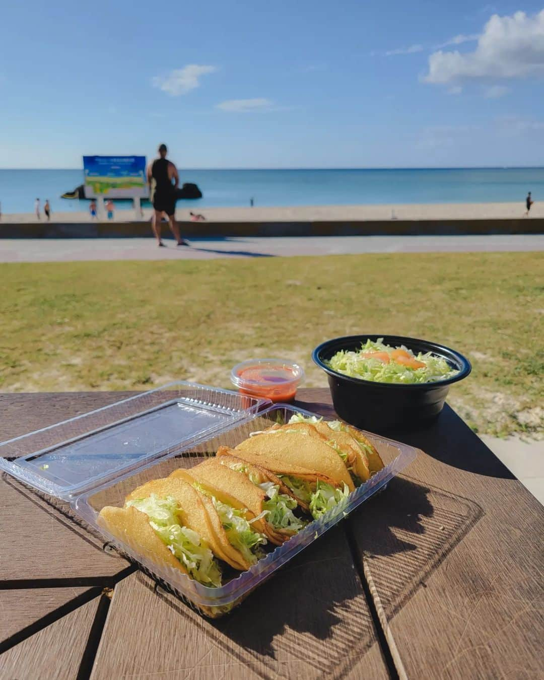 保坂玲奈さんのインスタグラム写真 - (保坂玲奈Instagram)「沖縄で食べたものまとめ🌺  ⁡ ⁡①② #糸ぐるま  沖縄の宮廷料理が食べられる隠れ家的なお店。⁡ ⁡一つ一つが丁寧で優しい味が最高だった✨ 最初に出てくるジーマミー豆腐ともずく酢と、⁡ ⁡ミミガーだけでオリオンビールが進みまくる🥹  ③④ ⁡#メキシコ  テイクアウトは待ち時間15分くらいで買えた🫰⁡ ⁡アナハビーチで食べるタコスは更に美味しかったな✨  ⁡⁡⑤⑥⁡ #アグーしゃぶしゃぶみるく 甘いだしにくぐらせたアグー豚を生卵と胡椒で食べるスタイルが絶品だった。東京に帰宅して自宅で再現したけど上手くできず、また食べに行きたい✨ ⁡⁡ ⁡⑦ #ステーキハウス88 沖縄でよく見かけるから行ったことがなかったけど、⁡ ⁡食べてみたら柔らかくていくらでも食べられそうだった🤤 ⁡⁡ ⁡⁡⑧ #沖縄そばと海産物料理の店楚辺 #楚辺 古民家で食べる沖縄そば。島豆腐そばがとっても美味しかった✨ ゴルフで負けた @azusamiura のおごり。ハンデ沢山ありがとう😆   ⑨ #足立屋  国際通り周辺で有名な #センベロ 晩御飯食べ終わってひとりで飲みに行こうと思ってたら みんながついてきてくれたよ🥺♡  ⑩ #southwestgrandhotel ホテルの朝食に沖縄の味噌4種選べる味噌汁バーがあって、⁡ ⁡毎朝の楽しみだった☺️かちゃーゆもつくった✨ ⁡ ⁡⁡ ⁡⁡ ⁡#沖縄グルメ#沖縄#沖縄観光#那覇観光#那覇グルメ#タビジョ」12月8日 17時47分 - __renao_0707