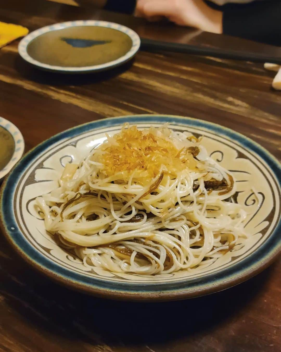 保坂玲奈さんのインスタグラム写真 - (保坂玲奈Instagram)「沖縄で食べたものまとめ🌺  ⁡ ⁡①② #糸ぐるま  沖縄の宮廷料理が食べられる隠れ家的なお店。⁡ ⁡一つ一つが丁寧で優しい味が最高だった✨ 最初に出てくるジーマミー豆腐ともずく酢と、⁡ ⁡ミミガーだけでオリオンビールが進みまくる🥹  ③④ ⁡#メキシコ  テイクアウトは待ち時間15分くらいで買えた🫰⁡ ⁡アナハビーチで食べるタコスは更に美味しかったな✨  ⁡⁡⑤⑥⁡ #アグーしゃぶしゃぶみるく 甘いだしにくぐらせたアグー豚を生卵と胡椒で食べるスタイルが絶品だった。東京に帰宅して自宅で再現したけど上手くできず、また食べに行きたい✨ ⁡⁡ ⁡⑦ #ステーキハウス88 沖縄でよく見かけるから行ったことがなかったけど、⁡ ⁡食べてみたら柔らかくていくらでも食べられそうだった🤤 ⁡⁡ ⁡⁡⑧ #沖縄そばと海産物料理の店楚辺 #楚辺 古民家で食べる沖縄そば。島豆腐そばがとっても美味しかった✨ ゴルフで負けた @azusamiura のおごり。ハンデ沢山ありがとう😆   ⑨ #足立屋  国際通り周辺で有名な #センベロ 晩御飯食べ終わってひとりで飲みに行こうと思ってたら みんながついてきてくれたよ🥺♡  ⑩ #southwestgrandhotel ホテルの朝食に沖縄の味噌4種選べる味噌汁バーがあって、⁡ ⁡毎朝の楽しみだった☺️かちゃーゆもつくった✨ ⁡ ⁡⁡ ⁡⁡ ⁡#沖縄グルメ#沖縄#沖縄観光#那覇観光#那覇グルメ#タビジョ」12月8日 17時47分 - __renao_0707