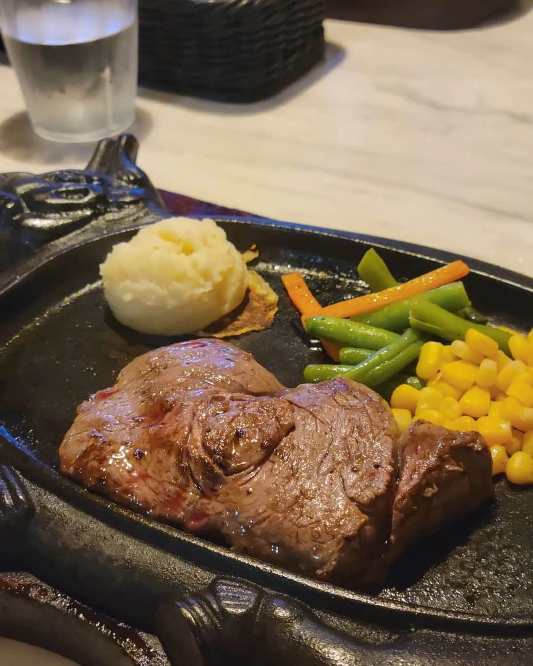 保坂玲奈さんのインスタグラム写真 - (保坂玲奈Instagram)「沖縄で食べたものまとめ🌺  ⁡ ⁡①② #糸ぐるま  沖縄の宮廷料理が食べられる隠れ家的なお店。⁡ ⁡一つ一つが丁寧で優しい味が最高だった✨ 最初に出てくるジーマミー豆腐ともずく酢と、⁡ ⁡ミミガーだけでオリオンビールが進みまくる🥹  ③④ ⁡#メキシコ  テイクアウトは待ち時間15分くらいで買えた🫰⁡ ⁡アナハビーチで食べるタコスは更に美味しかったな✨  ⁡⁡⑤⑥⁡ #アグーしゃぶしゃぶみるく 甘いだしにくぐらせたアグー豚を生卵と胡椒で食べるスタイルが絶品だった。東京に帰宅して自宅で再現したけど上手くできず、また食べに行きたい✨ ⁡⁡ ⁡⑦ #ステーキハウス88 沖縄でよく見かけるから行ったことがなかったけど、⁡ ⁡食べてみたら柔らかくていくらでも食べられそうだった🤤 ⁡⁡ ⁡⁡⑧ #沖縄そばと海産物料理の店楚辺 #楚辺 古民家で食べる沖縄そば。島豆腐そばがとっても美味しかった✨ ゴルフで負けた @azusamiura のおごり。ハンデ沢山ありがとう😆   ⑨ #足立屋  国際通り周辺で有名な #センベロ 晩御飯食べ終わってひとりで飲みに行こうと思ってたら みんながついてきてくれたよ🥺♡  ⑩ #southwestgrandhotel ホテルの朝食に沖縄の味噌4種選べる味噌汁バーがあって、⁡ ⁡毎朝の楽しみだった☺️かちゃーゆもつくった✨ ⁡ ⁡⁡ ⁡⁡ ⁡#沖縄グルメ#沖縄#沖縄観光#那覇観光#那覇グルメ#タビジョ」12月8日 17時47分 - __renao_0707