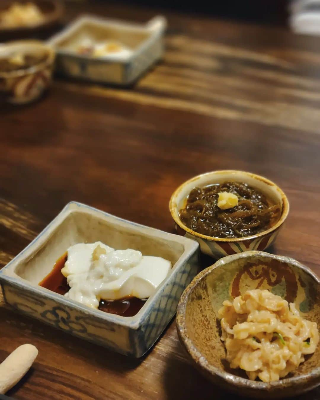 保坂玲奈のインスタグラム：「沖縄で食べたものまとめ🌺  ⁡ ⁡①② #糸ぐるま  沖縄の宮廷料理が食べられる隠れ家的なお店。⁡ ⁡一つ一つが丁寧で優しい味が最高だった✨ 最初に出てくるジーマミー豆腐ともずく酢と、⁡ ⁡ミミガーだけでオリオンビールが進みまくる🥹  ③④ ⁡#メキシコ  テイクアウトは待ち時間15分くらいで買えた🫰⁡ ⁡アナハビーチで食べるタコスは更に美味しかったな✨  ⁡⁡⑤⑥⁡ #アグーしゃぶしゃぶみるく 甘いだしにくぐらせたアグー豚を生卵と胡椒で食べるスタイルが絶品だった。東京に帰宅して自宅で再現したけど上手くできず、また食べに行きたい✨ ⁡⁡ ⁡⑦ #ステーキハウス88 沖縄でよく見かけるから行ったことがなかったけど、⁡ ⁡食べてみたら柔らかくていくらでも食べられそうだった🤤 ⁡⁡ ⁡⁡⑧ #沖縄そばと海産物料理の店楚辺 #楚辺 古民家で食べる沖縄そば。島豆腐そばがとっても美味しかった✨ ゴルフで負けた @azusamiura のおごり。ハンデ沢山ありがとう😆   ⑨ #足立屋  国際通り周辺で有名な #センベロ 晩御飯食べ終わってひとりで飲みに行こうと思ってたら みんながついてきてくれたよ🥺♡  ⑩ #southwestgrandhotel ホテルの朝食に沖縄の味噌4種選べる味噌汁バーがあって、⁡ ⁡毎朝の楽しみだった☺️かちゃーゆもつくった✨ ⁡ ⁡⁡ ⁡⁡ ⁡#沖縄グルメ#沖縄#沖縄観光#那覇観光#那覇グルメ#タビジョ」