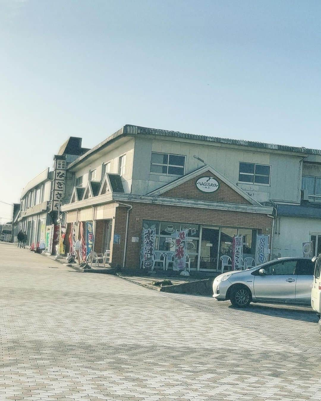 藤原望未さんのインスタグラム写真 - (藤原望未Instagram)「千葉県銚子市犬吠埼🚗³₃  犬吠埼の灯台に🥰 お土産屋さんやカフェなどのお店が並び、とてもリラックスしたいい時間を過ごせる場所だった😌 白いポストも可愛くてパシャリ📸  そしてソフトクリームを2つ、食べ比べ🍦  全然味が違ってびっくりだった😂私はワッフルコーンが好きでした🫶  灯台は思ったよりもハードな階段でして、、😇 頑張って登ったこともあり上からは綺麗な海が見えて最高でした😍 健ちゃんはこう見えて高所恐怖症なので怯えてた🙊笑  自然を全身に感じられる場所！ 好きだなぁ🌿.∘  この日は @atoru_official さんのワンピ‎🤍  ジャケット脱いでも可愛かったよん✨️ #提供    #千葉県銚子市  #犬吠埼  #犬吠埼灯台  #犬吠埼テラステラス  #銚子  #銚子グルメ  #白いポスト  #ソフトクリーム  #食べ比べ  #夫婦旅行  #鍼灸夫婦  #鍼灸女子  #のんすたいる」12月8日 18時20分 - nozo.mi74