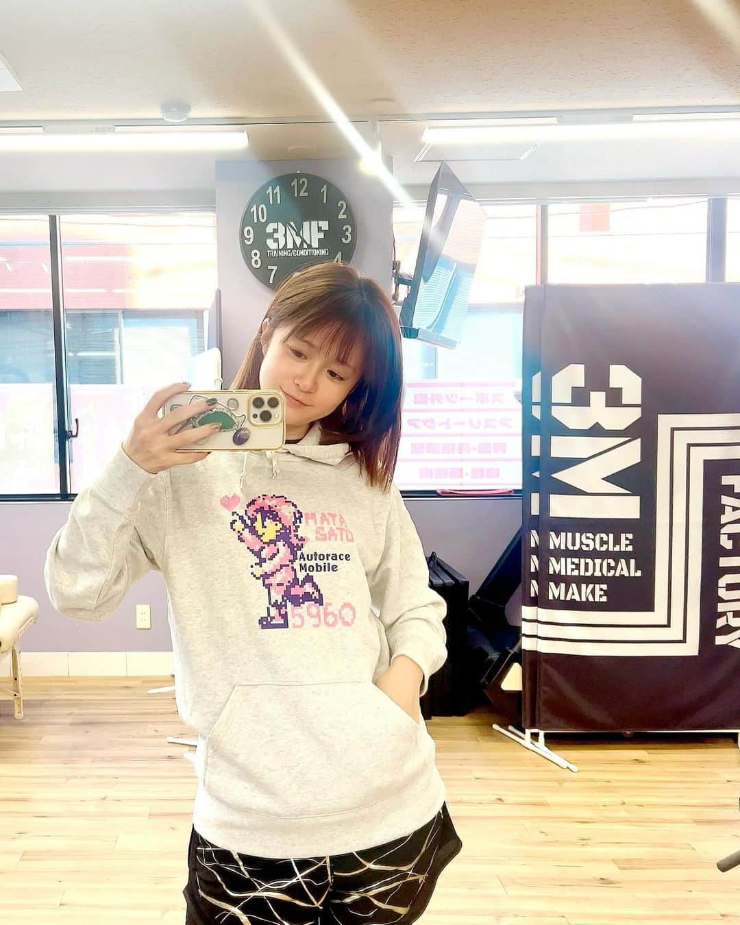 AKIさんのインスタグラム写真 - (AKIInstagram)「. . オートレースモバイルさんの サトマヤTシャツ届いたぞーーっ♡ 昭和のゲームみたいなイラスト めっちゃ可愛いっ！！ . ということで、 さっそくトレーニングのお供に！！ . プリケツ作り頑張ってきました♪ . . . #筋トレ#筋トレ女子 #パーソナルトレーニング #プリケツ#お尻トレーニング #福岡#警固#3MF #オートレースモバイル #サトマヤパーカー #佐藤摩弥#選手 #脱ぐと#オートレース石狩 #YASUOさん#やすおTシャツ」12月8日 17時57分 - aki_dosu