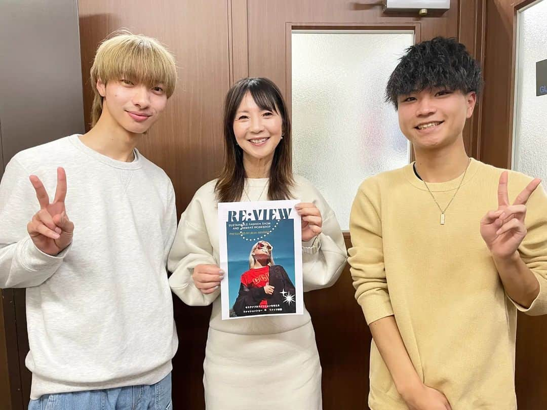 谷口キヨコさんのインスタグラム写真 - (谷口キヨコInstagram)「復活チャミトレ‼️今日のゲストは産大生。経営学部の伊吹ゼミから二人来てくれました🎵サステナブルをコンセプトにリメイクのファッションショウを日曜日に開催します。ロームシアターノースホールにて🎵どなたでもワンコイン￥500で自分でそこでリメイクしたお洋服を持って帰ってもらえます。ぜひご参加くださいね😊 #谷口キヨコ　#チャミトレ　#チャミートレイン　#京都産業大学　#京都産業大学経営学部　#ロームシアター　#ファッションショウ　#リメイク」12月8日 17時52分 - kiyokotaniguchi