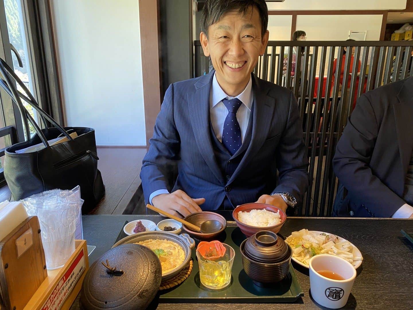前原誠司さんのインスタグラム写真 - (前原誠司Instagram)「今日のお昼は村山祥栄さんと、京都市左京区大原の「竈 圡井」さんで「鷄からあげ膳」と「だし巻き卵」をいただきました。おかず、お漬物も当然、美味しいのですが、竈で炊き立てのご飯（しかも、おかわり自由!）がとても魅力的です。土井社長、ご馳走様でした。（誠）#まえはランチ　 https://www.doishibazuke.co.jp/kamado/」12月8日 17時53分 - seiji_maehara.official