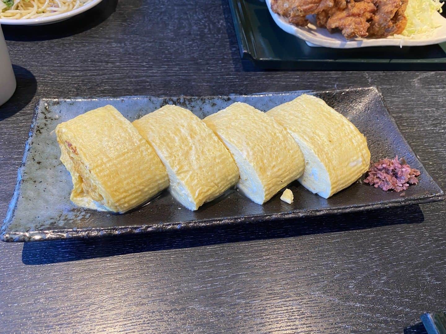 前原誠司さんのインスタグラム写真 - (前原誠司Instagram)「今日のお昼は村山祥栄さんと、京都市左京区大原の「竈 圡井」さんで「鷄からあげ膳」と「だし巻き卵」をいただきました。おかず、お漬物も当然、美味しいのですが、竈で炊き立てのご飯（しかも、おかわり自由!）がとても魅力的です。土井社長、ご馳走様でした。（誠）#まえはランチ　 https://www.doishibazuke.co.jp/kamado/」12月8日 17時53分 - seiji_maehara.official