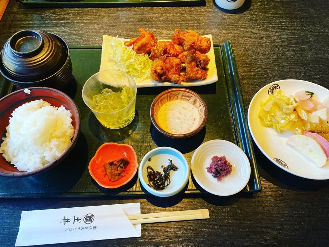 前原誠司さんのインスタグラム写真 - (前原誠司Instagram)「今日のお昼は村山祥栄さんと、京都市左京区大原の「竈 圡井」さんで「鷄からあげ膳」と「だし巻き卵」をいただきました。おかず、お漬物も当然、美味しいのですが、竈で炊き立てのご飯（しかも、おかわり自由!）がとても魅力的です。土井社長、ご馳走様でした。（誠）#まえはランチ　 https://www.doishibazuke.co.jp/kamado/」12月8日 17時53分 - seiji_maehara.official