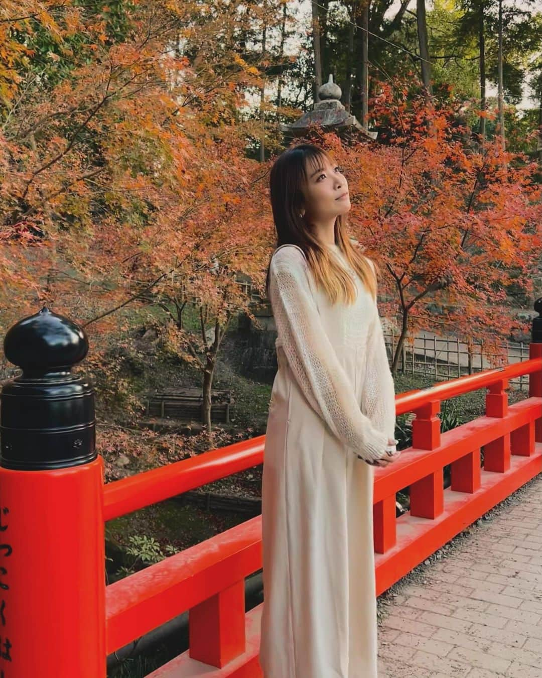 May’nさんのインスタグラム写真 - (May’nInstagram)「#伏見稲荷大社  紅葉も少し残ってた🥹⛩️🍁🍂」12月8日 17時56分 - mayn1021