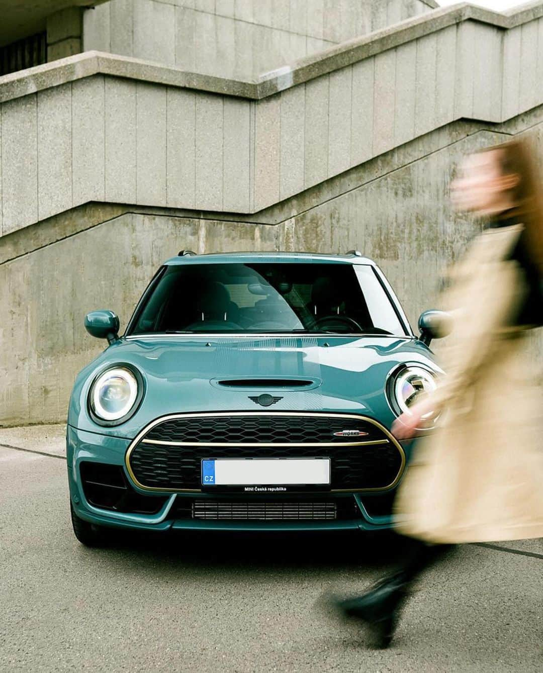 MINI Japanのインスタグラム：「セージグリーンの彼女が、 @fotimauta のためにポーズをキメてくれました📸  #MINIClubman #MINIJapan」