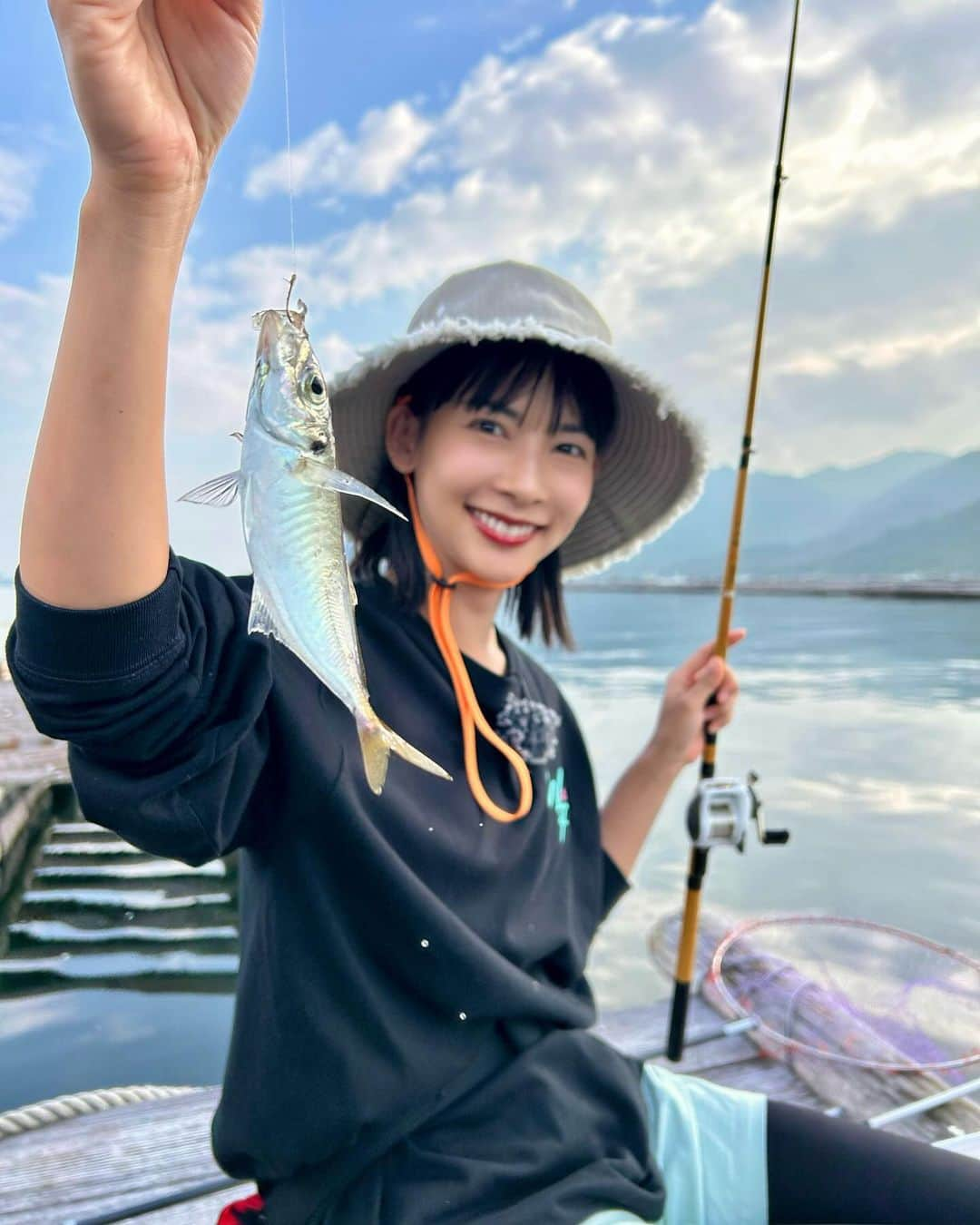 阪本智子のインスタグラム：「🎣‬♡  "男性の肌は女性よりも乾燥しやすい" って知ってましたか😱？  毎日のひげそりなどでダメージを受けているお肌。  さらには、乾燥が気になるこれからの季節🍂  釣りをする人はとくに！！ 男性こそスキンケアが大切だと思う✨️  ベタベタするのが苦手🙅🏻なあなたに おすすめのスキンケアを見つけましたよ♪  富士フイルムから新しく登場した 【アスタリフト メン モノム モイスチャライザー 】  深海を思わせるブルーブラックのグラデーションがかっこいいよね🥹🖤  とろみのあるテクチャーですが、 塗った瞬間に肌にすっと馴染んでベタつかない✨️  朝晩のスキンケアをこの1本だけで出来て なおかつ1日中うるおいが続くのは嬉しい🙏  スキンケアを通じて"いい自分"を引き出してくださいね☺️   @monom_jp   #PR #MONOM #アスタリフトメンモノム #メンズスキンケア」