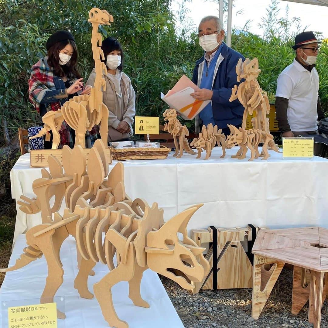 EINSHOP／アインショップさんのインスタグラム写真 - (EINSHOP／アインショップInstagram)「【朝市／日岡山公園第１駐車場前】12/9（土）9時から14時まで ◎出店情報  ＜ワークショップ、ハンドメイド雑貨のお店＞ ■井上進木工所／手作りの木の恐竜 ■terra(テッラ)／革小物、革bag、アクセサリー ■Happy's antenna／ハンドメイド小物 手編み ドライフラワー、バルーン ■GROOVY／ハワイアンジュエリー、ハンドメイドアクセサリー、キッズイヤリングのWS ■haos yard bloom／ドライフラワーアレンジメント ■多肉植物とガーデン雑貨 Oniwa.／多肉植物の寄せ植えWS ■心月／苔テラリウム・流木art、新鮮野菜『大根・さつまいも・白菜など』 ■結の多肉びより／多肉植物 花苗 ガーデン雑貨 ■すこやかカイロプラクティック院／姿勢チェック＋骨盤調整の体験  ※販売商品の内容は変わる場合がございます ※出店者は増減する場合があります ※雨天中止です  ・日時：12/9（土）9:00－14:00 ・会場：日岡山公園第１駐車場前 　〒675-0061 加古川市加古川町大野1682 ※無料駐車場・トイレあり ※公園内で犬の散歩をされる場合は、フンの始末は飼い主様の責任でお願いします。  #foodmarket #フードマーケット #青果 #オンザヒル #暮らし #アウトドア #イベント #オープンデパート #オープンデパート朝市 #ペットOK #加古川朝市 #roomette #ムサシ朝市 #ウェルネス #634朝市 #asaichi #マルシェ #朝市 #加古川ウェルネスパーク #日岡山第１駐車場 #あじさいフローラみき #河川敷朝市 #日岡山グラウンド #チェントクオーレハリマ #SAVEKAKOGAWAFES #SKF #スラックライン #ドッグスクール #eBIKE」12月8日 17時58分 - 634asaichi