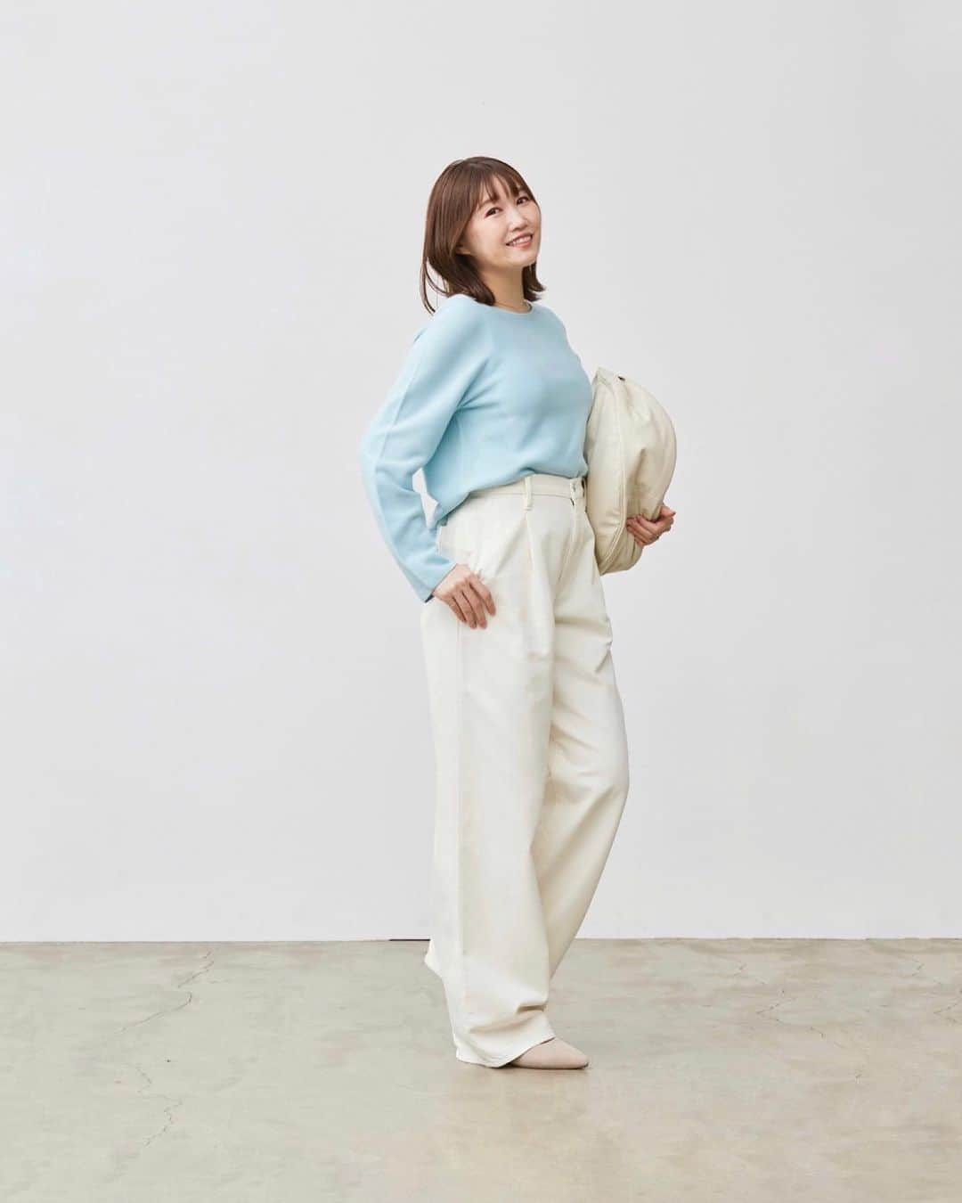 浦野一美のインスタグラム：「これから発売される UNIQLOの新作ボトムス♡  来年1月発売のデニム、驚くほどソフトで 本当にデニムなの?!って思う位に楽ちん♩¨̮  3Dニットは爽やかカラーで♡ 縫い目が無いからフィット感が心地良い。 締め付けがないから、ゆったり着こなせましたჱ̒⸝⸝  大人気のバッグは新色が追加されるんだって¨̮  オフホワイトなんだけど、 なんだか餃子みたいで可愛いですよ笑  ⋆┈┈┈┈┈┈┈┈┈┈┈┈┈┈┈⋆ #ドレープデニムタックパンツ（丈標準72～74cm） 商品番号: 468848 カラー: 30 NATURAL サイズ: WOMEN M ¥3,990 ※先行予約商品, 1月上旬販売予定  #3Dコットンクルーネックセーター（長袖） 商品番号: 466293 カラー: 60 LIGHT BLUE サイズ: WOMEN M ¥2,990 ※12月下旬販売予定  #レザータッチラウンドショルダーバッグ 商品番号: 471810 カラー: 01 OFF WHITE ¥2,990 ※12月中旬販売予定(新色) ⋆┈┈┈┈┈┈┈┈┈┈┈┈┈┈┈⋆  #PR @uniqlo_jp @uniqlo_with  #ユニクロボトムス #ユニクロきれいめ部 #ユニクロコーデ #春コーデ #ユニクロ新作 #ブルベ夏 #パンツコーデ #ママコーデ  #産後1ヶ月」