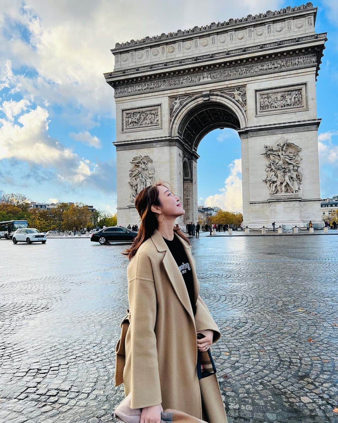柳田菜月のインスタグラム：「凱旋門〜ヴェルサイユ宮殿🇫🇷 . ガッツリと観光の日に、 行きたい場所を全て回ってみました！ 天気はあいにくだったけど、大満足✨ 写真がたくさんあるので、思い出として 残しておきます☺️ . #パリ #旅行 #ヴェルサイユ宮殿  #凱旋門 #エミリーパリへ行く  #paris #travel」