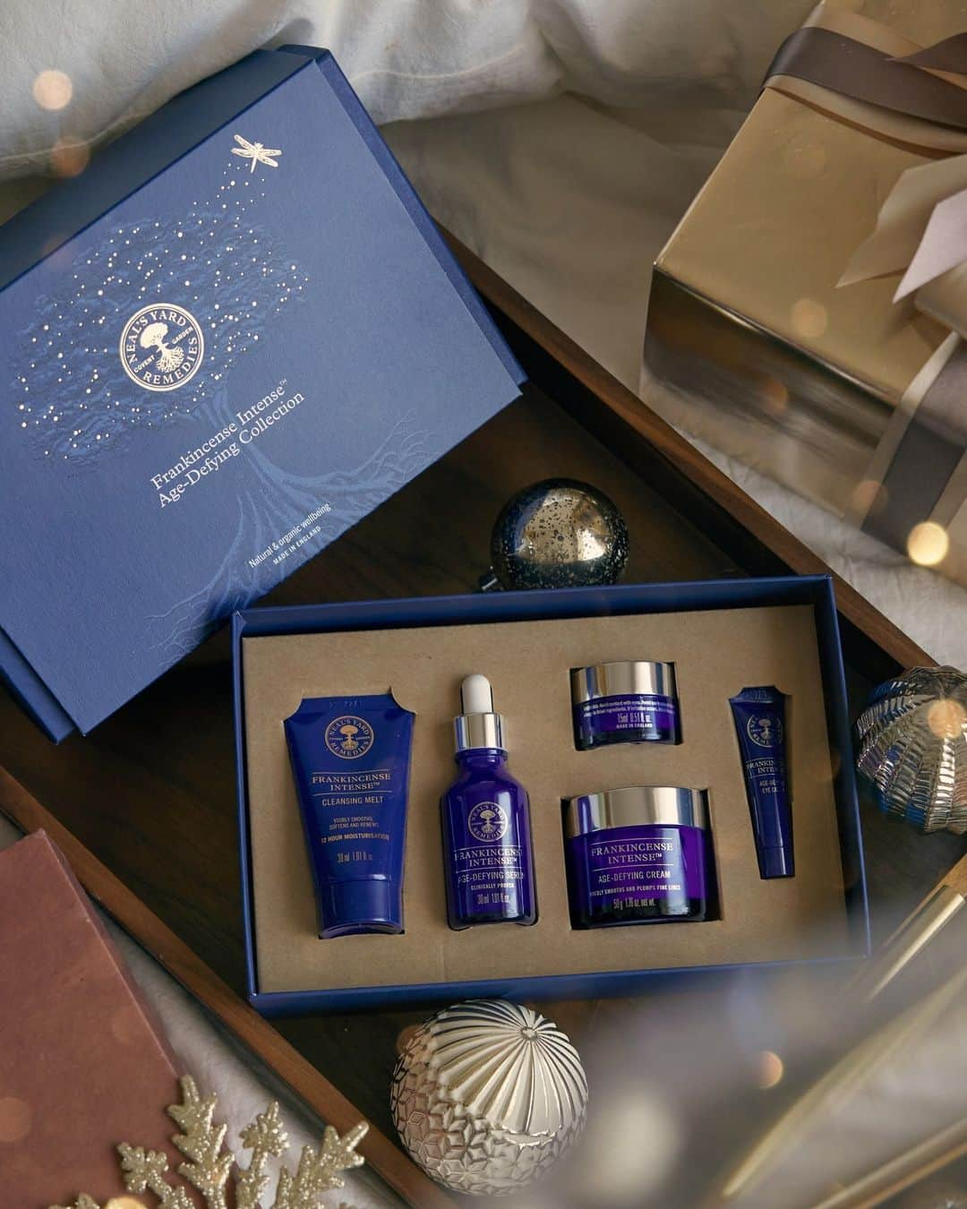 Neal's Yard Remediesのインスタグラム：「Gift the power of frankincense with our clinically proven Frankincense Intense™ Age-Defying Collection 🌿✨⁠ ⁠ This certified organic skincare routine is your go-to solution for targeting the first signs of ageing. Infused with the world’s first certified organic Boswellia sacra (frankincense) from the Dhofar region of Oman, this collection visibly smooths and plumps fine lines and wrinkles.⁠」