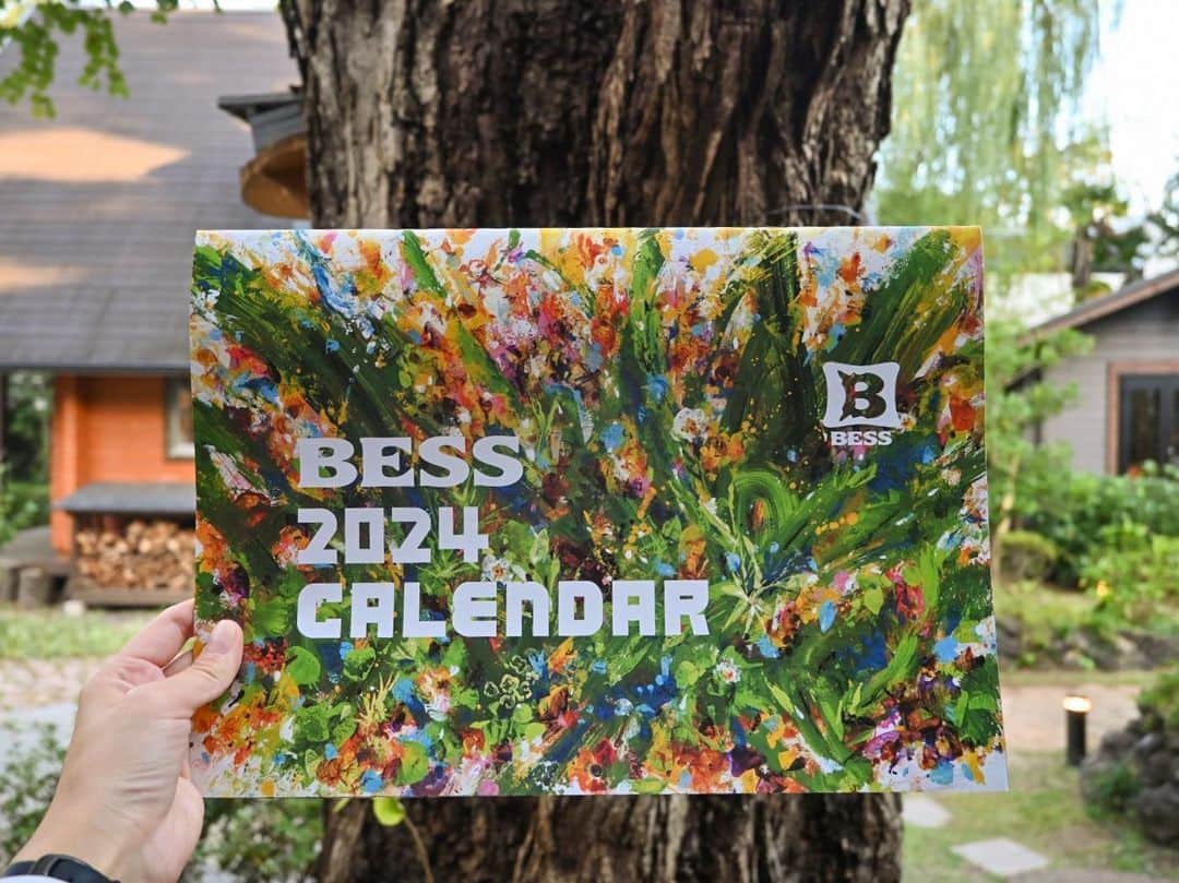 BESSの家さんのインスタグラム写真 - (BESSの家Instagram)「. 2023年も、残り一か月を切りました。 現在全国のBESSでは、2024年BESSカレンダーをプレゼントしています！ ご希望の方は、見学後に受付までお声がけください。   冷え込む日もだんだんと増え、LOGWAYでも薪ストーブシーズンが本格的にスタートしています。 クリスマスオーナメントづくりや、マシュマロ焼き体験など、この季節にぴったりなイベントも開催中です。   是非この機会に、全国のBESSまでお越しください。   ≪北海道・東北≫ BESS札幌 @bess_sapporo BESS仙台 @bess_sendai BESS福島 @bess_fukushima  ≪信越・北陸≫ BESS長野 @bess_nagano BESS松本 @bess_matsumoto BESS新潟 @bess__niigata  ≪関東≫ BESS栃木 @bess_tochigi BESSつくば @bess_tsukuba BESS東葛 @bess_tokatsu BESS木更津 @bess_kisarazu BESS高崎 @bess_takasaki BESS熊谷 @bess_kumagaya BESS川口 @bess__kawaguchi 東京・代官山 BESS MAGMA　@bess_magma BESS多摩 @bess_tama BESS藤沢 @bess_fujisawa  ≪東海≫ BESS岐阜 @bess_gifu BESS富士 @bess_fuji BESS浜松 @bess_hamamatsu BESS東愛知 @bess_higashiaichi BESS北愛知 @bess_kitaaichi  ≪近畿≫ BESS京滋 @bess_keiji BESS神戸 @bess_kobe BESS久御山 @bess_kumiyama BESS福知山 @bess_fukuchiyama  ≪中国・四国≫ BESS倉敷 @bess_kurashiki BESS広島 @bess_hiroshima BESS高松 @bess_takamatsu  ≪九州≫ BESS北九州 @bess_kitakyushu BESS博多 @bess_hakata BESS糸島 @bess_itoshima BESS熊本 @bess_kumamoto BESS宮崎 @bess_miyazaki 　  #BESSの家 #住むより楽しむ #木の家 #ログハウス #LOGWAY #スローライフ #暮らし #暮らしを楽しむ #外と繋がる暮らし #ウッドデッキ #ハンモック #子供の遊び場 #クラフト体験 #デイキャンプ #外ご飯 #家キャンプ #DIY #イベント情報 #お出かけスポット」12月8日 18時01分 - bess_slowlife