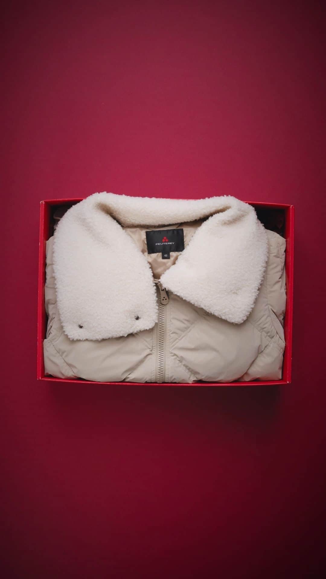 ピューテリーのインスタグラム：「Unbox the joy, unwrap the trends. Happy Festive Season! Link in bio. #PeutereyAttitude #PeutereyFW23 #FW23 #holidaygifts #christmasgifts」