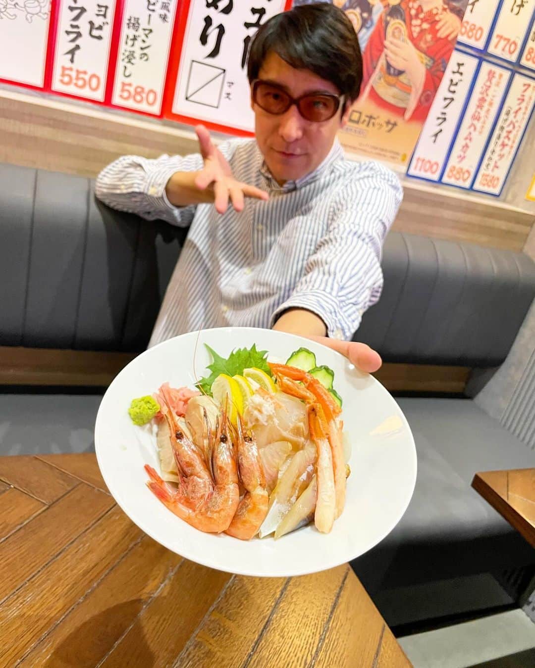 小宮山雄飛さんのインスタグラム写真 - (小宮山雄飛Instagram)「東急プラザ6階もしも食堂にて、福井超グルメフェア。 自分で作った風に海鮮丼を持ってみた。 明後日まではめちゃ美味しい越前そばの、ふるまい蕎麦（無料）もやってるよ。 そして明後日16時はこむぞうトークショーも。 渋谷で福井を満喫して下さい。 #越前そば　#福井　#福井県　#北陸新幹線」12月8日 18時01分 - yuhikomiyama