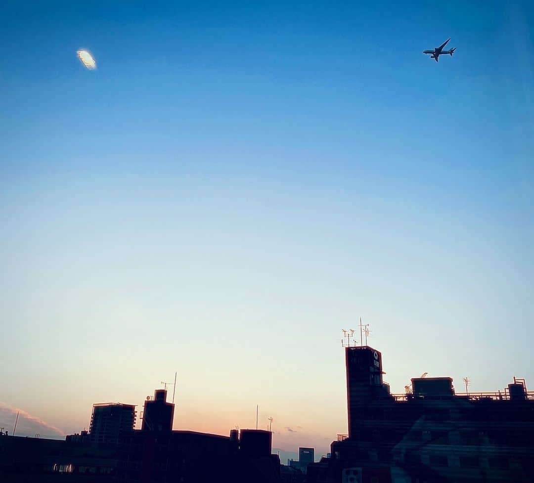 marikoのインスタグラム：「▶︎ sunset + ✈︎  特別絶景とかって訳じゃない写真だけど なんかちょっとノスタルジー感がスキ　:)  ・ ・ ・ #サンセットフォト#tokyojapan#roppongihills  #grandhyatttokyo#grandhyatt#ゆうやけ#夕焼けの空」