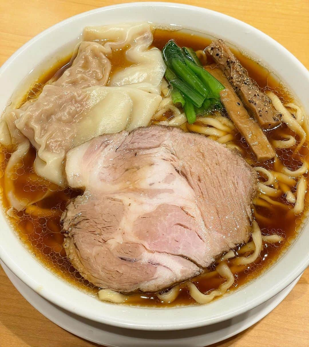 山下聖良のインスタグラム：「稽古終わりの一杯🍜 冷えた身体にしみる〜  たまたますぐ入れてラッキーだった（＾Ｏ＾） つけ麺と油そばも美味しそうで気になった🥹  #ラーメン#池尻大橋  #池尻大橋グルメ  #ワンタン麺 #1人ラーメン部　#ラーメンパトロール  #千乃鶏  #中華そば」