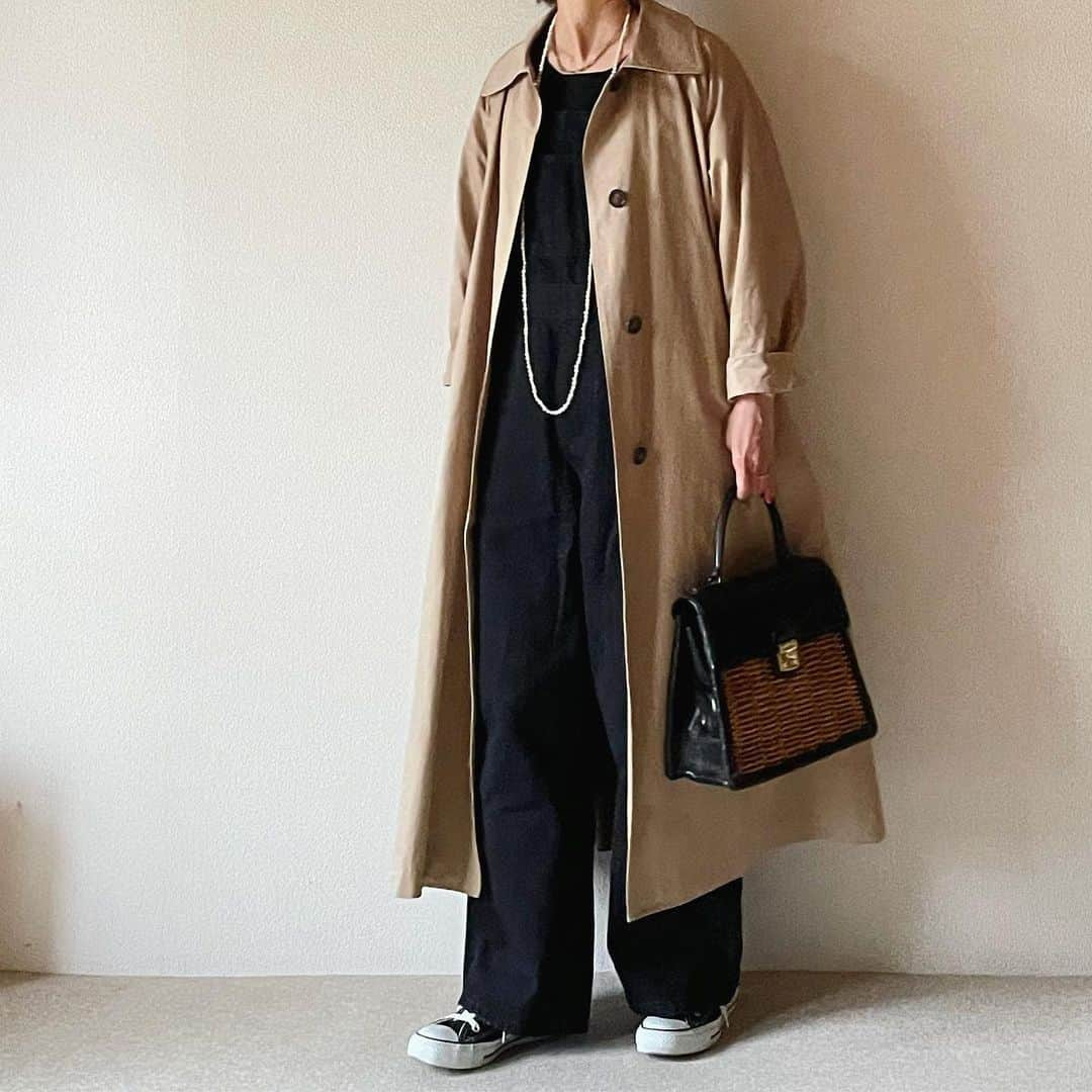 canariaのインスタグラム：「_  今日も暖かい、 オーバーオールと ロングコートで  tops #zara overalls #gu coat #spickandspan  shoes #converse bag #ebagos necklace #pinceau  #アラフィフファッション #50代ファッション #デニムスタイル #大人カジュアル #canariacoordinates」