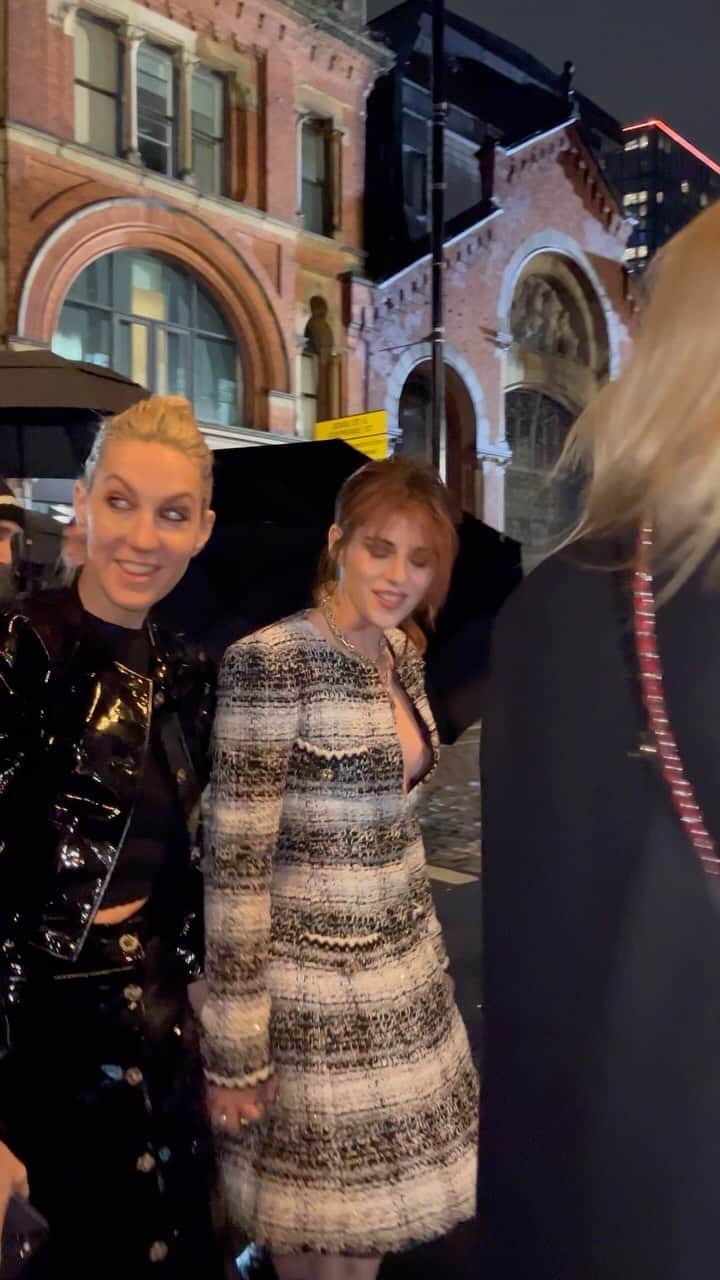 Vogue Españaのインスタグラム：「Con Kristen Stewart, Tilda Swinton, @alexachung, @lucyboynton1 o Hugh Grant entre los invitados, así fue el desfile Metiers d’Art de @chanelofficial celebrado anoche en Manchester ✨」