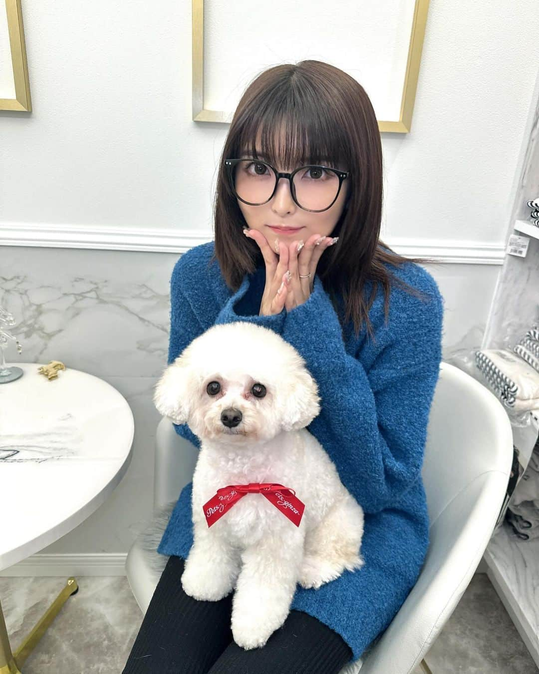 ききまるのインスタグラム：「トリミング🐶✨✂️ . . 梅子がトリミングの間に ママは髪質改善トリートメントしてきた🙌✨ たくさん髪に栄養入れてもらった🤍 @kv_amn29  . ブリーチでたくさん痛めてきた髪の毛.... これからは大切にケアしていきたいなぁ😹  . . 梅子さん、冬のアフロ大作戦☃️ @umegram_07  . 銀座にあるペットサロン 【 @pets_ginza】さんにお願いしました🩷 まんまるカットかわいいね〜🐶🩷   雪だるまみたい . いつも『Aliel&C。』ていうシャンプーにしてもらってるんだけど、 めっちゃ良い香りで高級美容成分が入っているらしく ふわんふわんになる🫧🫧 . あと今回は涙やけ部分だけ 『ラテスパ』泡のシャンプーもお願いしました🙏 少しでも良くなるといいなん♪ . 前に数回通っていた別のトリミングサロンで、 シャンプーをされていなかった(?)疑惑があって 一気に信用出来なくなって....  ・シャンプー中の写真を送ってくれない ・トリマーさんが愛犬にイライラしているところを見てしまった ・シャンプーの臭いがしない ・カットしたのかわからない程度のカット  愛犬の命を預ける場所って思うと 本当にトリミングサロン選びは大切。 何かされても、わんこは喋れないからね、、、、、、 . . ここのトリミングサロンに出会ってからは 安心して愛犬を預けられてます🩷 @pets_ginza  . いつも可愛い写真を撮っていただけるので ママ感激です📸🐶✨ . . . 『この投稿を見た』でトリミングのコースorホテルの宿泊が なんと❤️初回50%OFF❤️になります！ . トリミングサロン難民の方、 銀座お近くのわんこママさんパパさん是非🐾 . . .  . #トリミングサロン #銀座トリミングサロン #トリミングサロン銀座 #ドッグカフェ東京 #ドッグカフェ銀座 #髪質改善　#髪質改善トリートメント #髪質改善サロン #髪質改善専門店 #PR  #」