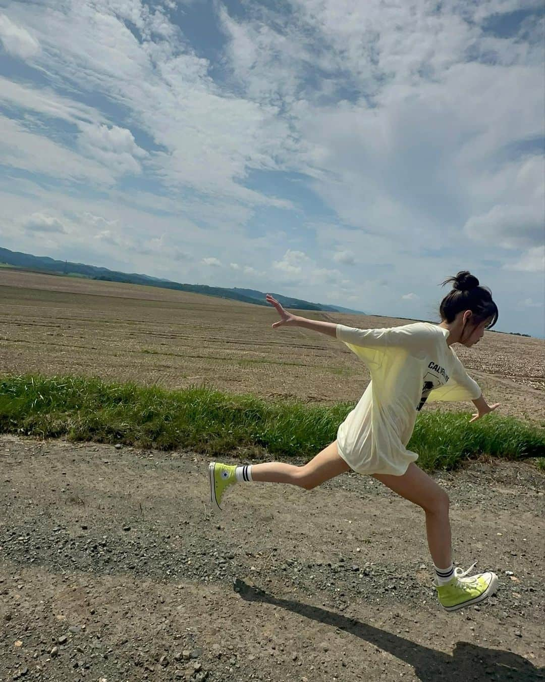 中村果蓮さんのインスタグラム写真 - (中村果蓮Instagram)「ちょーーげんきです！！！ ・ ・ ・  #北海道  #お団子  #お団子ヘア  #ヘアアレンジ  #黄色  #オフショット  #脚フェチ  #コンバース  #converse  #hokkaido  #japan  #travel  #fyp  #01」12月8日 18時08分 - nakamura_karen_